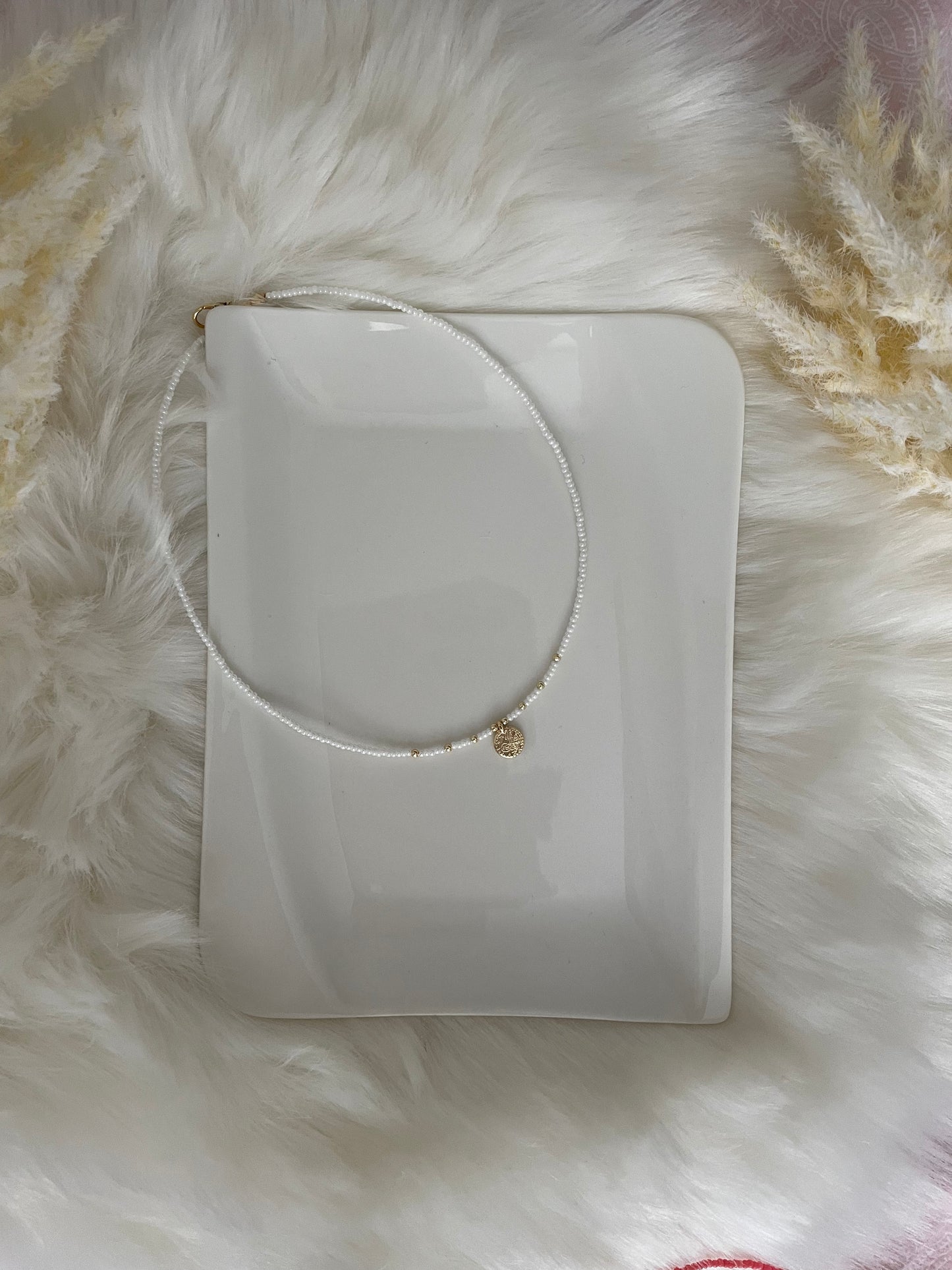 Perlenkette chocker mit weißen glänzenden Perlen und goldenem taler Anhänger - 10189
