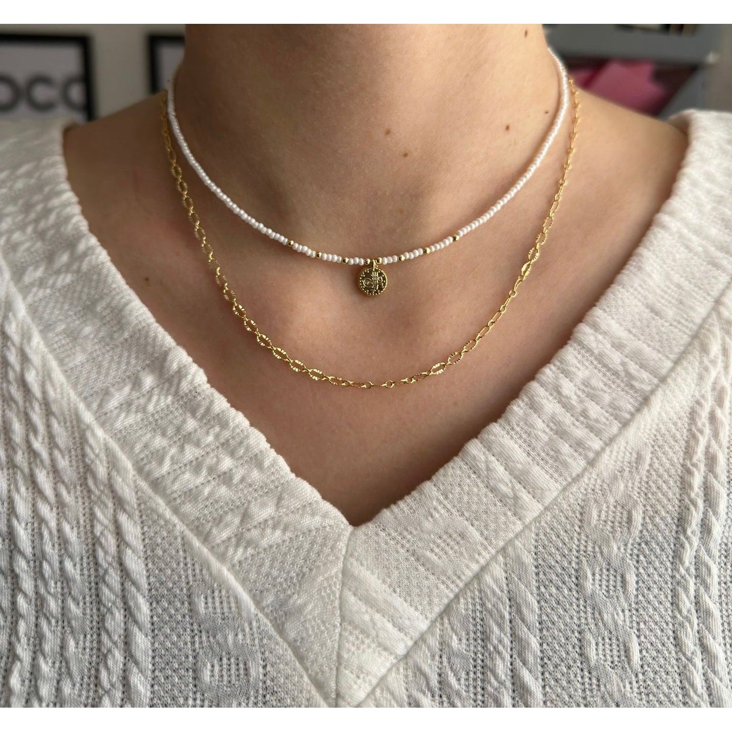 Perlenkette chocker mit weißen glänzenden Perlen und goldenem taler Anhänger - 10189
