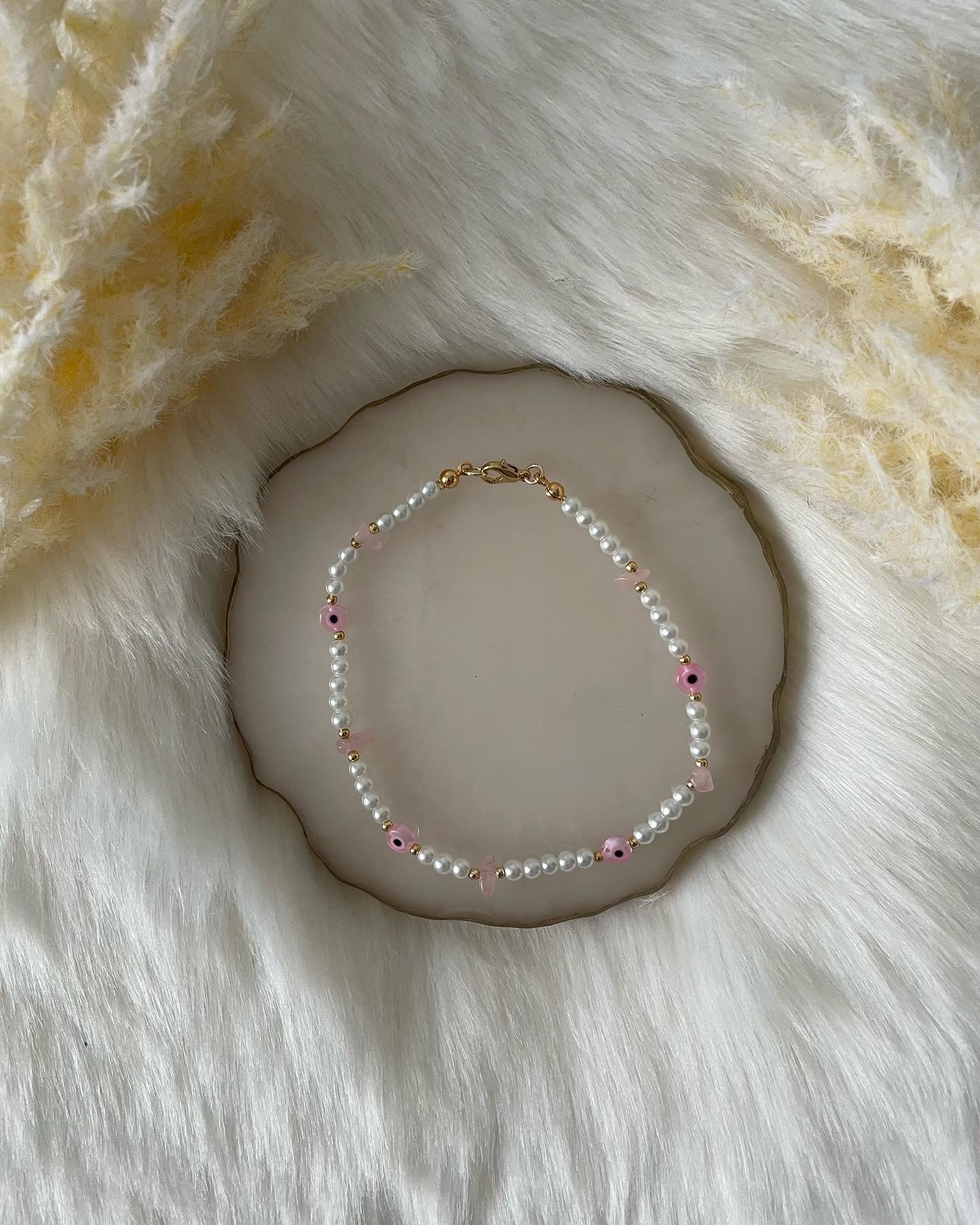 Fußkette mit weißen Perlen und Edelsteinen + rosa Nazar Perlen - 10099