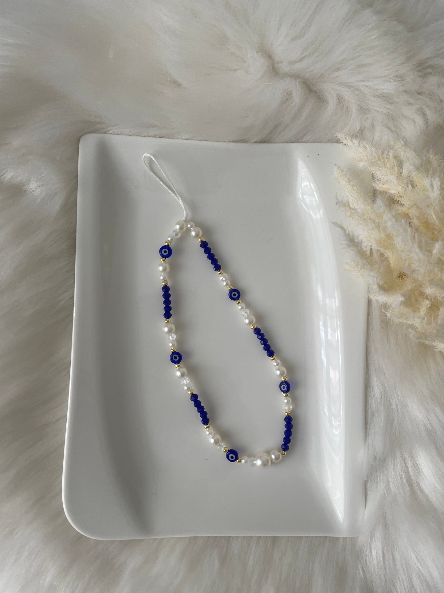 Handykette mit weißen und blauen Perlen und Nazar - 10078