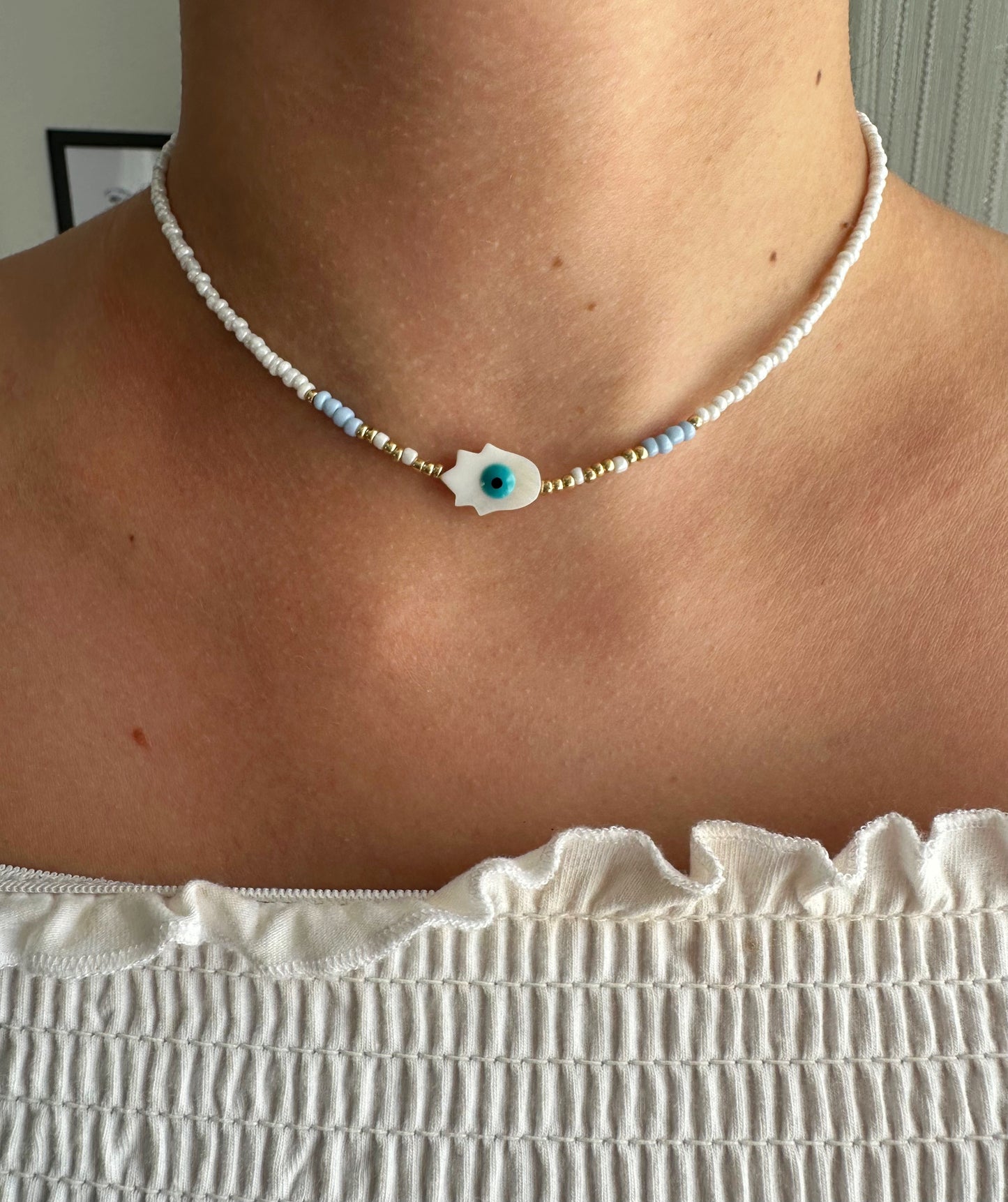 Perlenkette mit weißen, blauen und goldenen Perlen + Fatimas Hand Anhänger - 10150