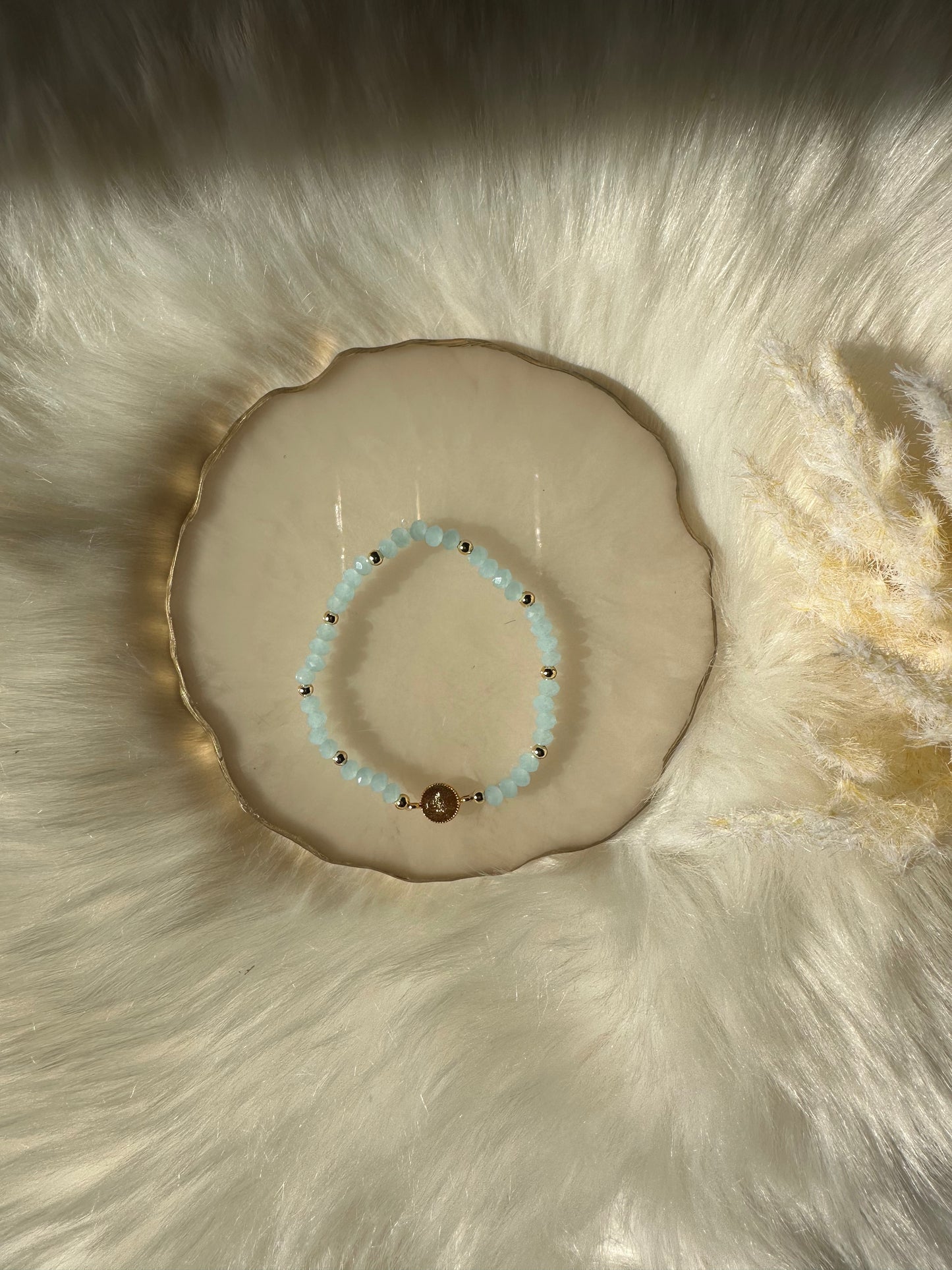 Perlenarmband mit Hellblauen Kristallperlen mit goldenen taler Anhänger - 10341