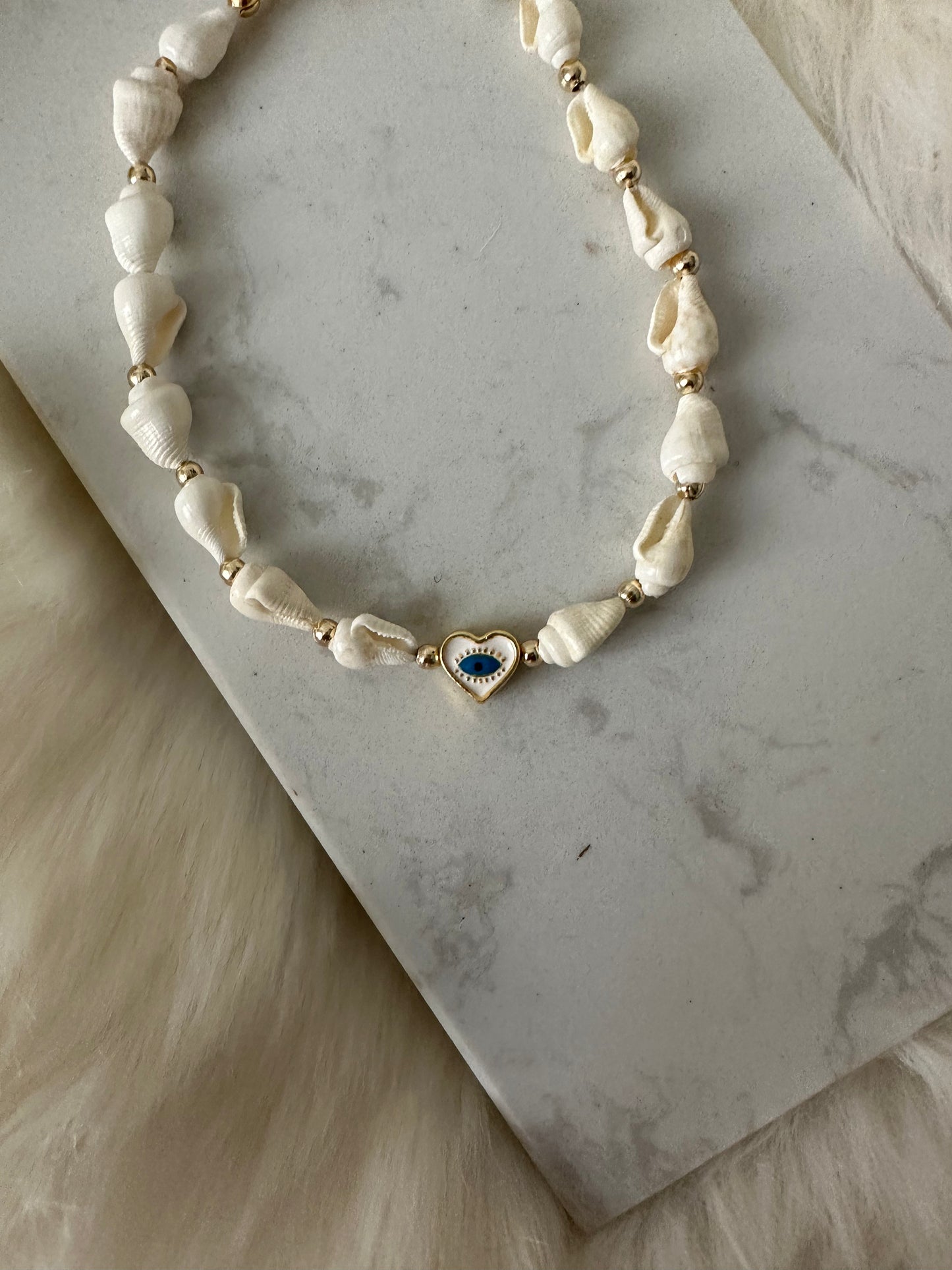 Fußkette mit Muschel Perlen und goldenen Herz Anhänger - 10092