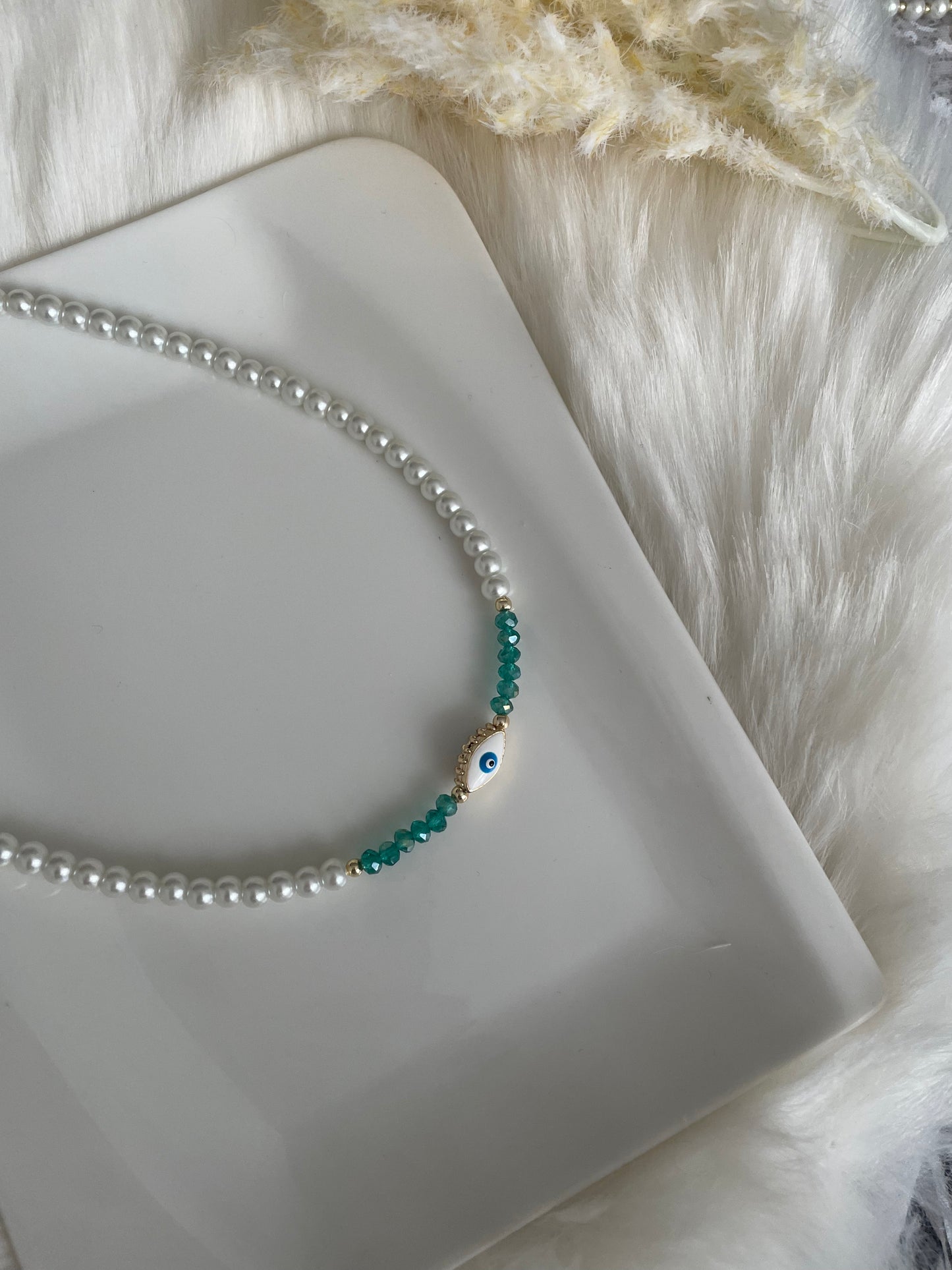 Perlenkette chocker mit weißen und grünen Perlen und Nazar Anhänger - 10102