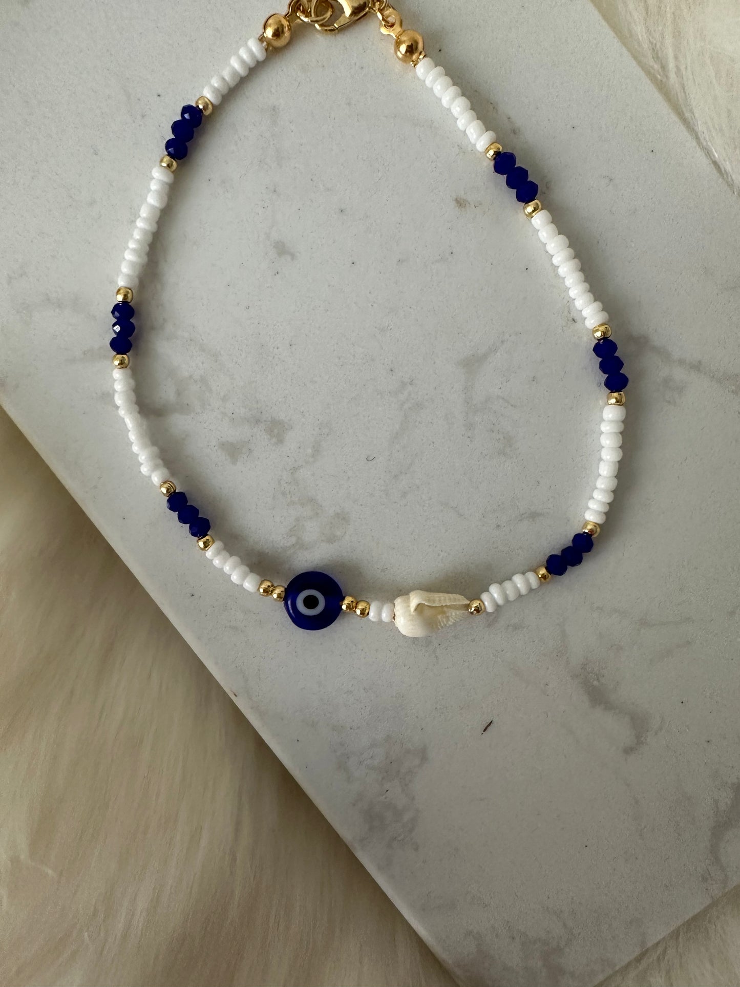 Fußkette mit weißen und blauen Perlen mit Muschelperle und Nazar - 10095