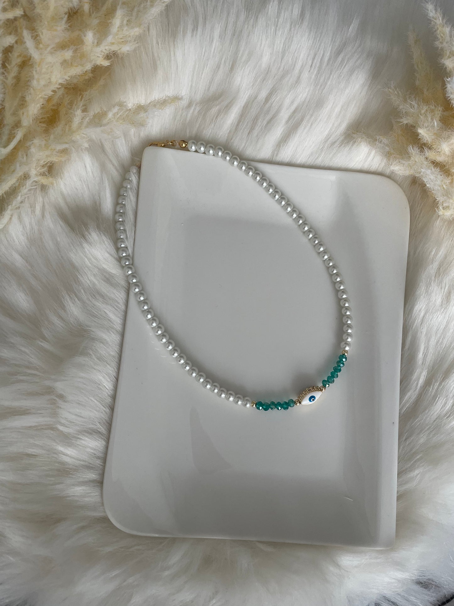 Perlenkette chocker mit weißen und grünen Perlen und Nazar Anhänger - 10102