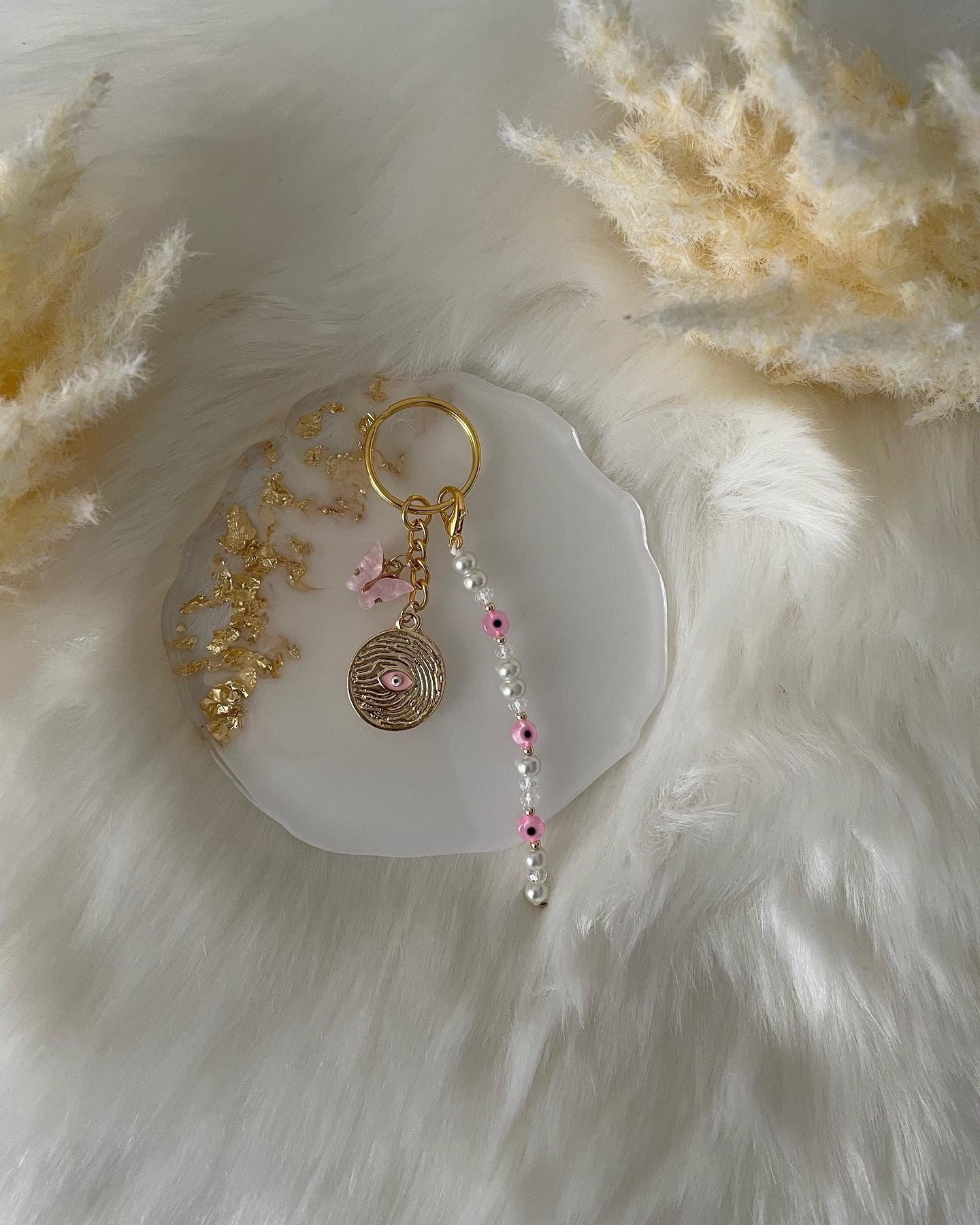 Schlüsselanhänger mit rosa und weißen Perlen und nazar + Schmetterling Anhänger - 10038