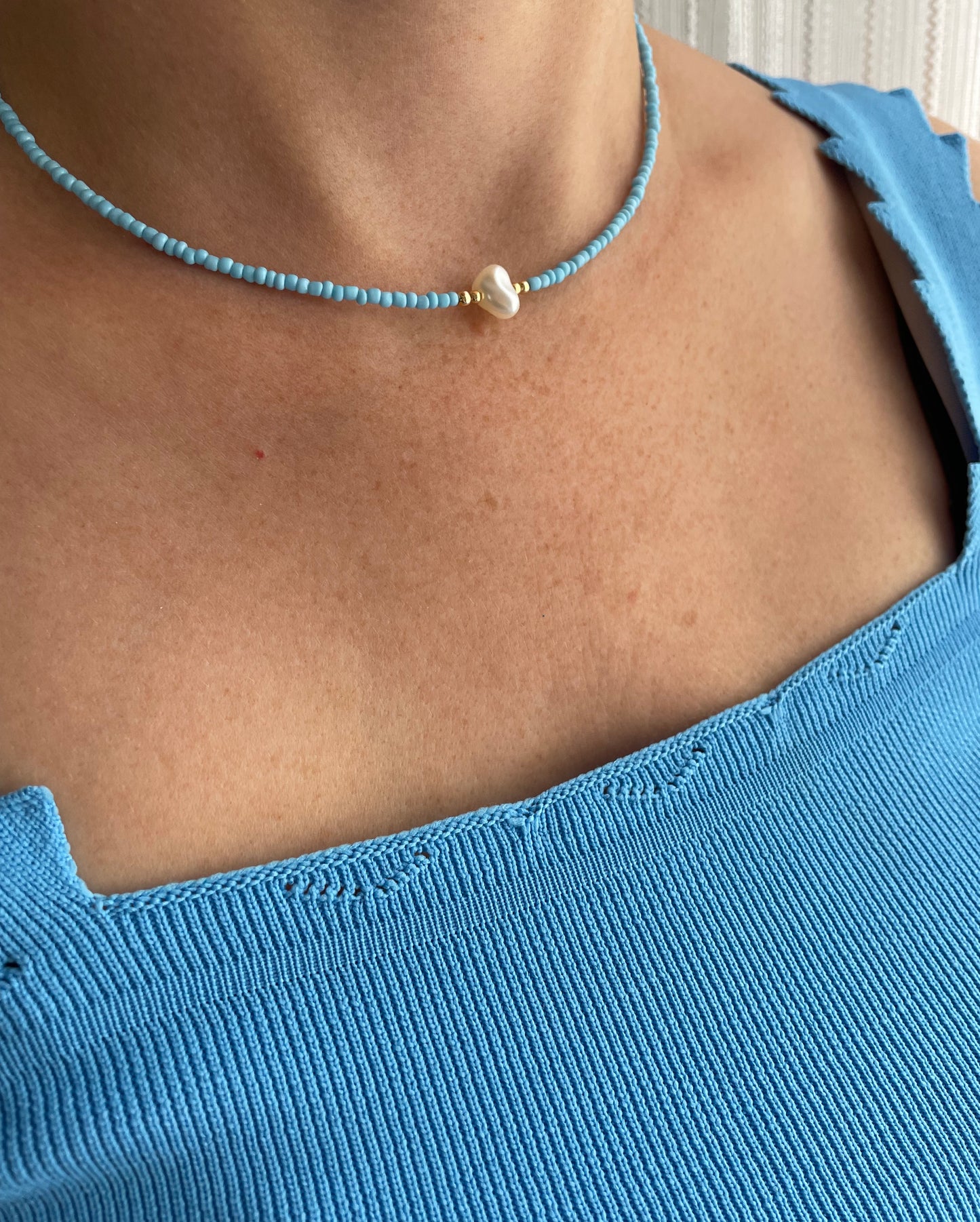 Perlenkette chocker blau mit weißer Perle - 10174