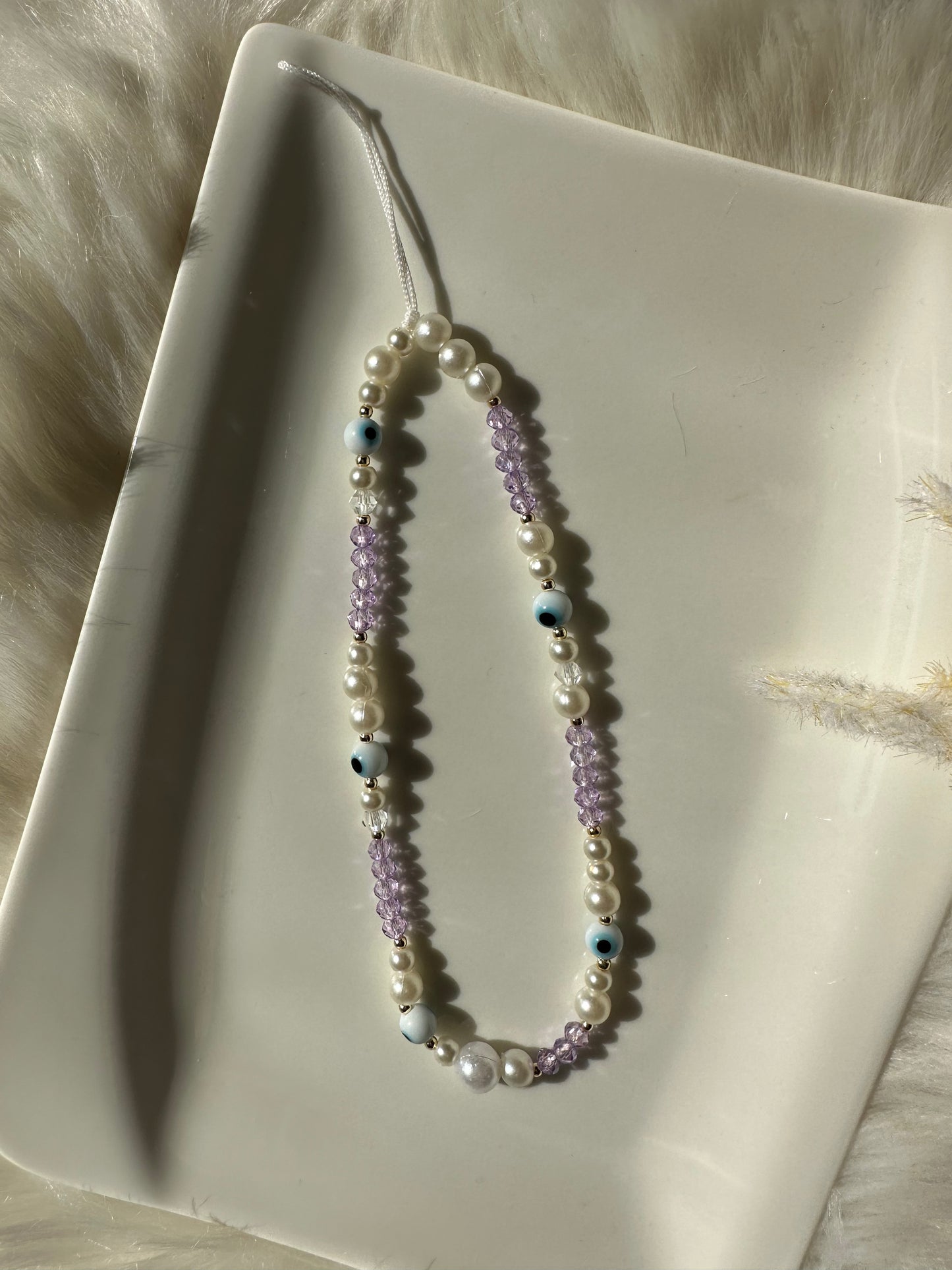 Handykette mit weißen und Lila Perlen und Nazar - 10075