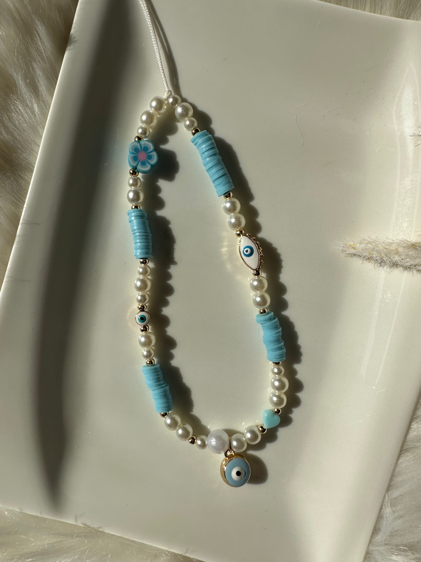 Handykette mit weißen und blauen Perlen und Anhängern -10065