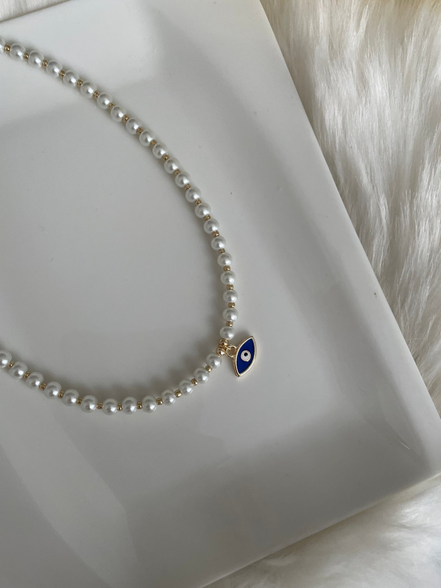 Perlenkette chocker mit weißen und goldenen Perlen und Nazar Anhänger - 10100