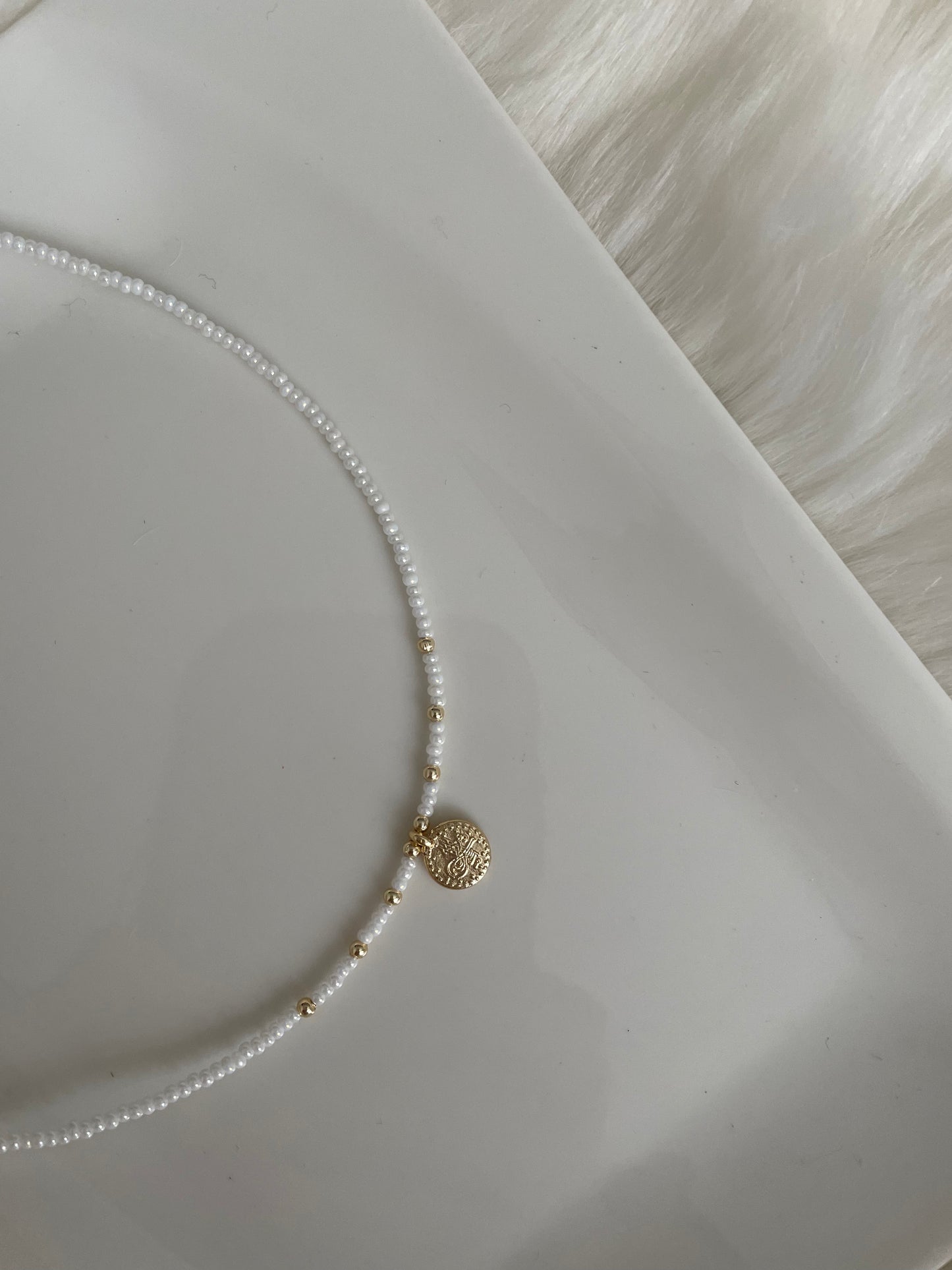 Perlenkette chocker mit weißen glänzenden Perlen und goldenem taler Anhänger - 10189