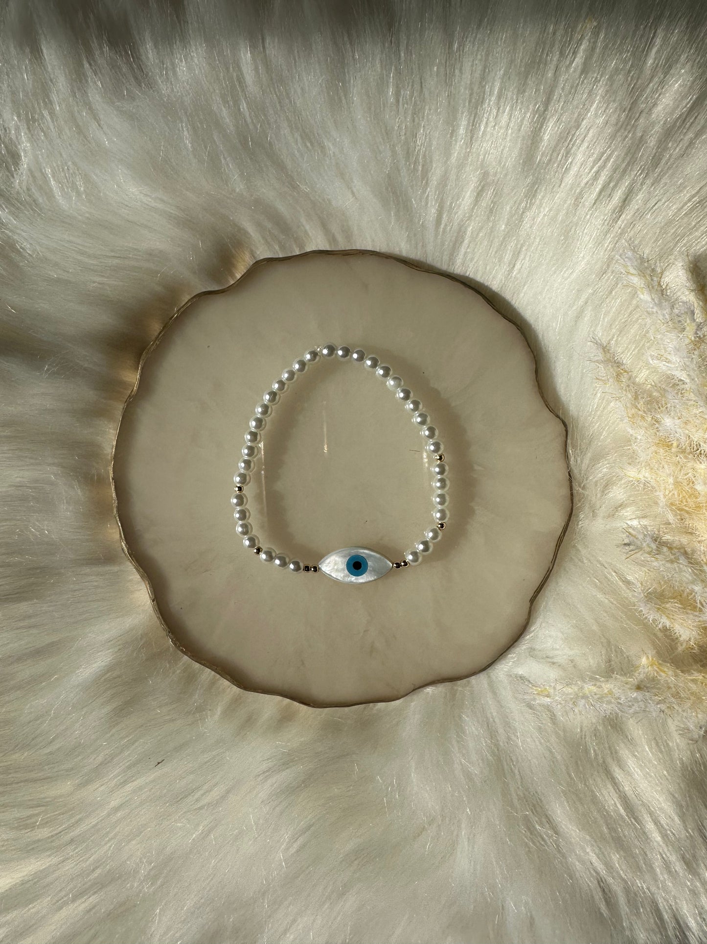 Perlenarmband mit weißen Perlen und ovalem Nazar Auge - 10291