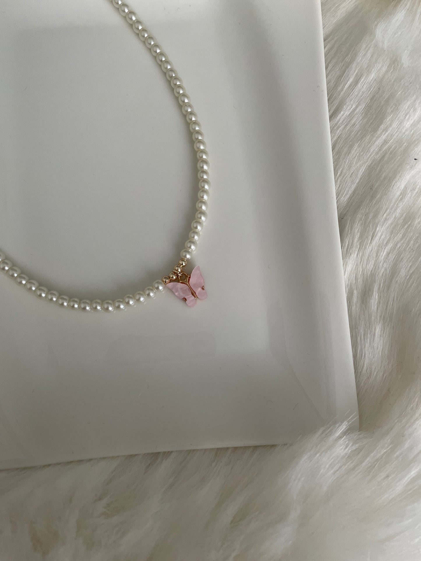 Perlenkette chocker mit Glasperlen und Rosa Schmetterlingsanhänger - 10200