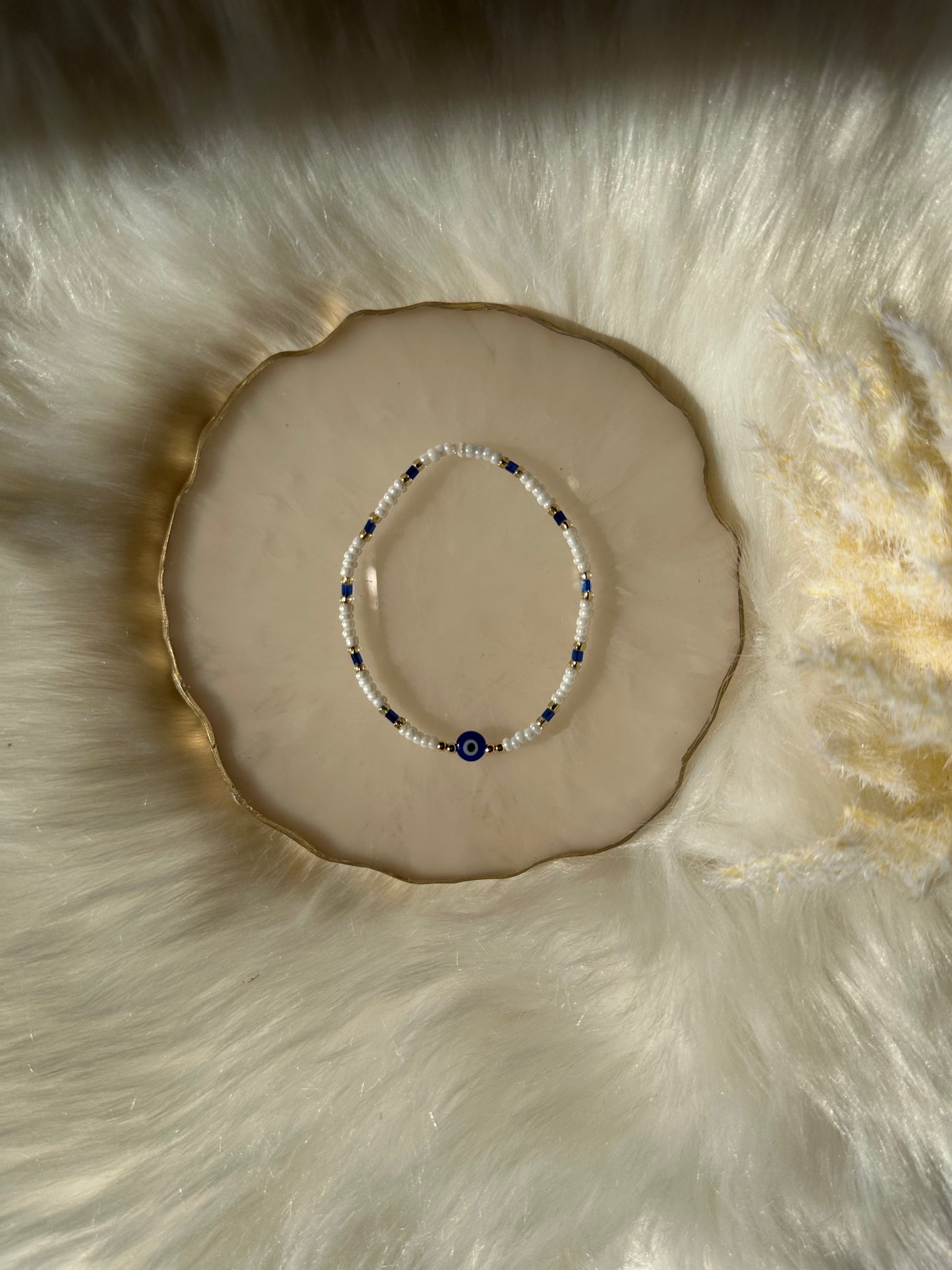 Perlenarmband mit weißen Perlen und blauen Perlen und Nazar Auge - 10481