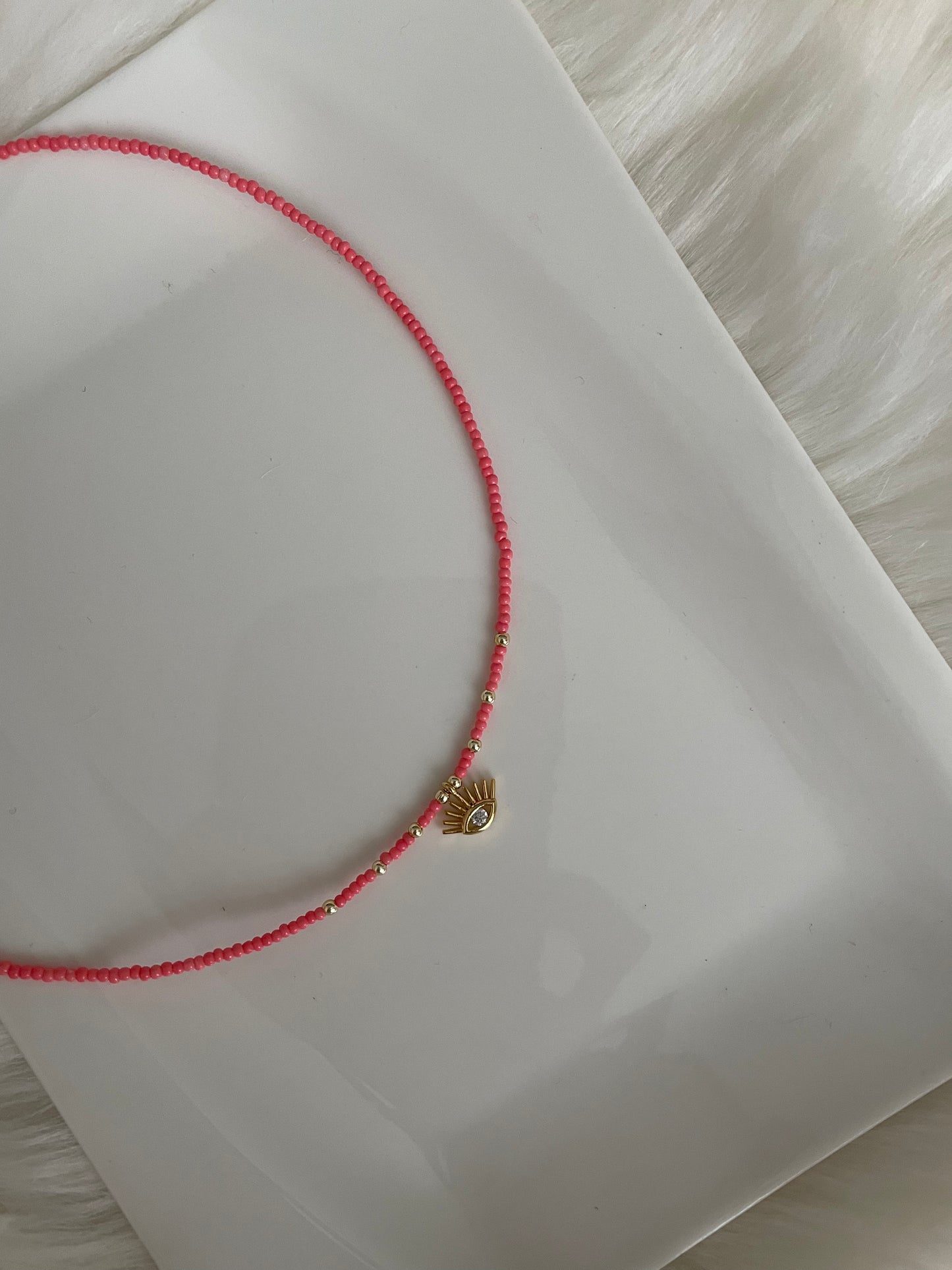 Perlenkette chocker mit goldenen Details und Auge Anhänger - 10145