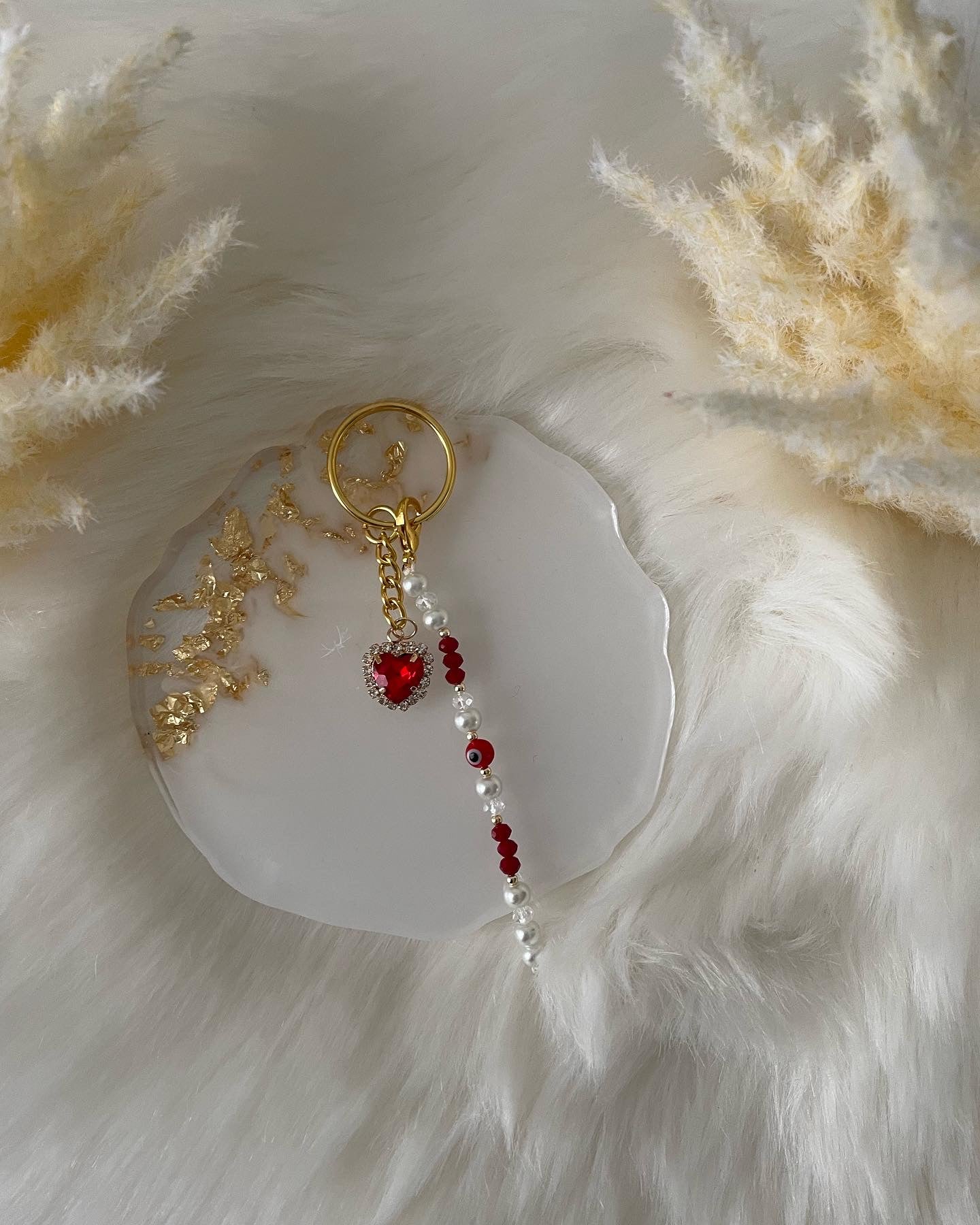 Schlüsselanhänger mit roten und weißen Perlen und Herz Anhänger - 10043