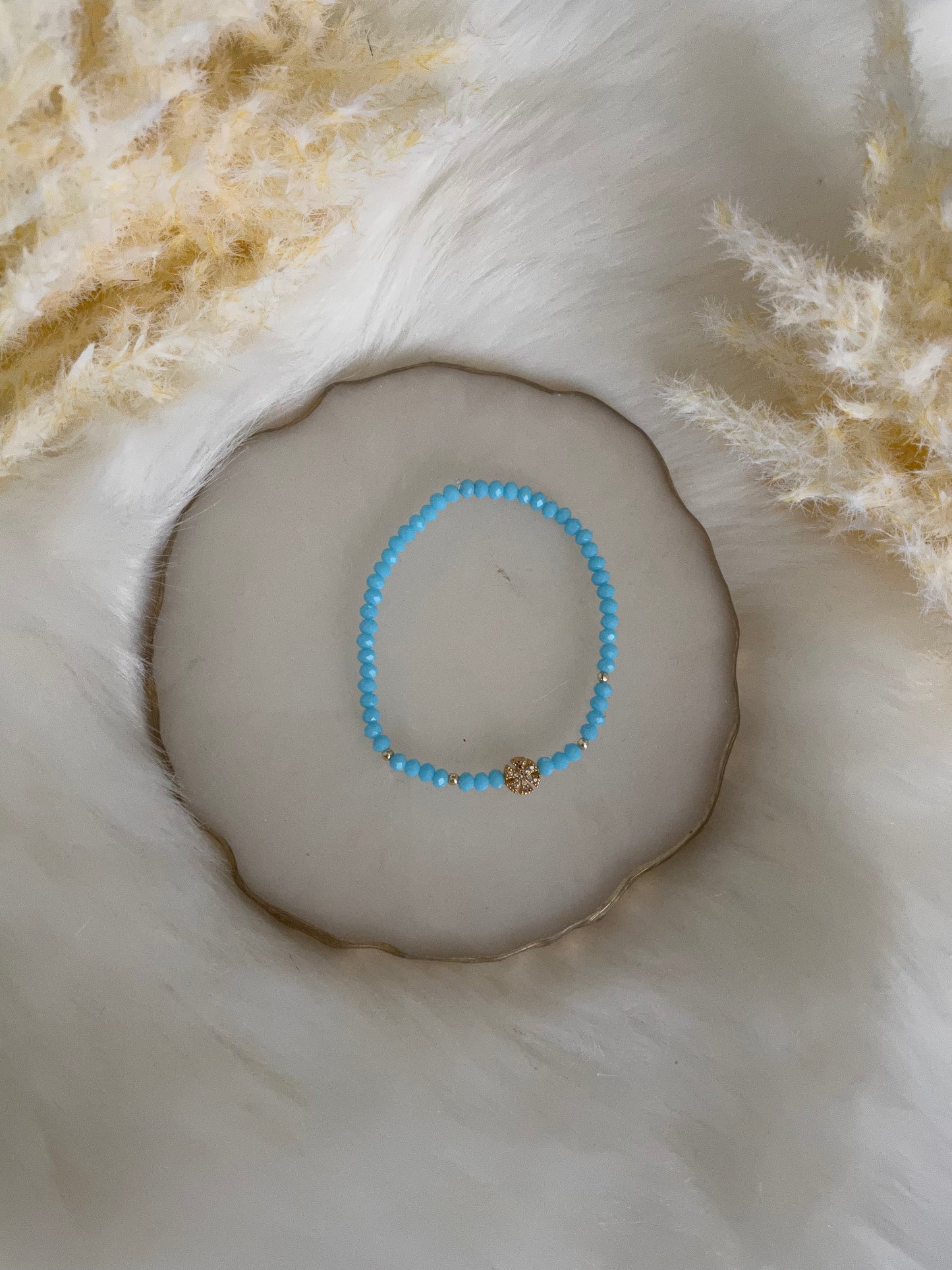 Perlenarmband hellblau mit Schneeflocken Anhänger - 10223
