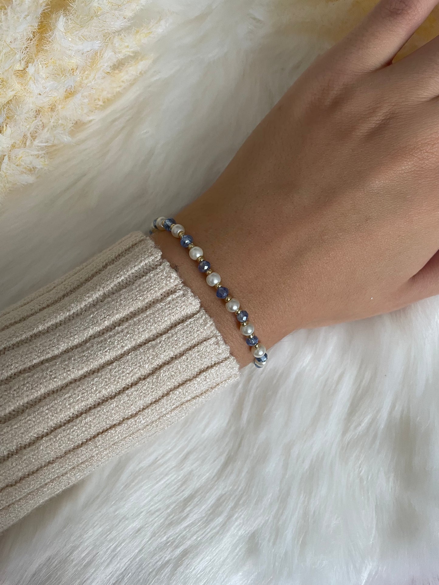 Perlenarmband mit weißen, goldenen und blauen Perlen - 10477