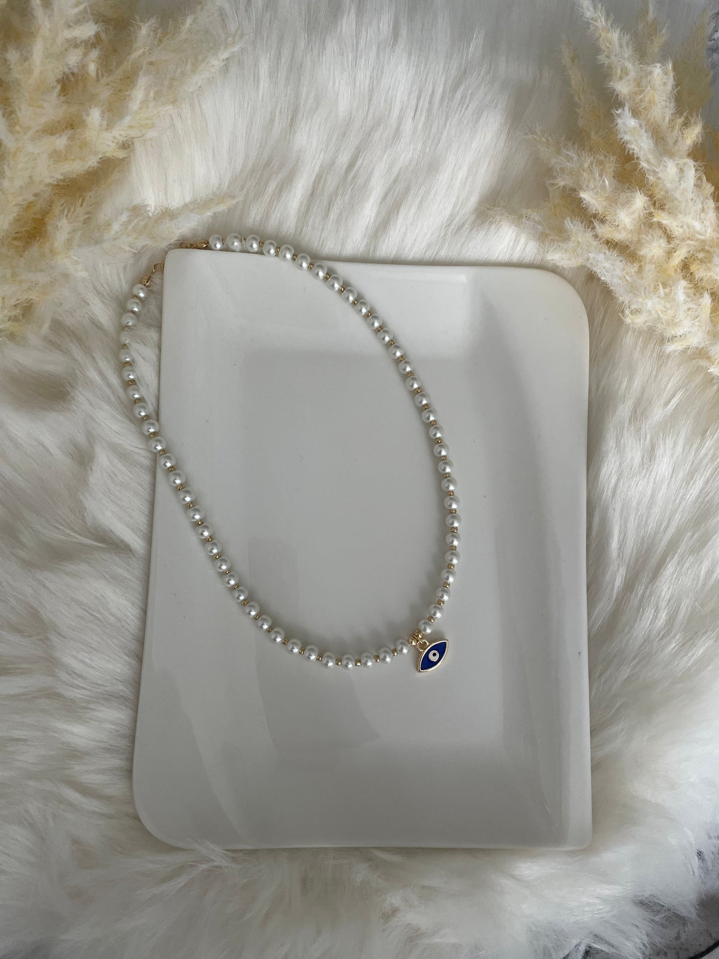 Perlenkette chocker mit weißen und goldenen Perlen und Nazar Anhänger - 10100
