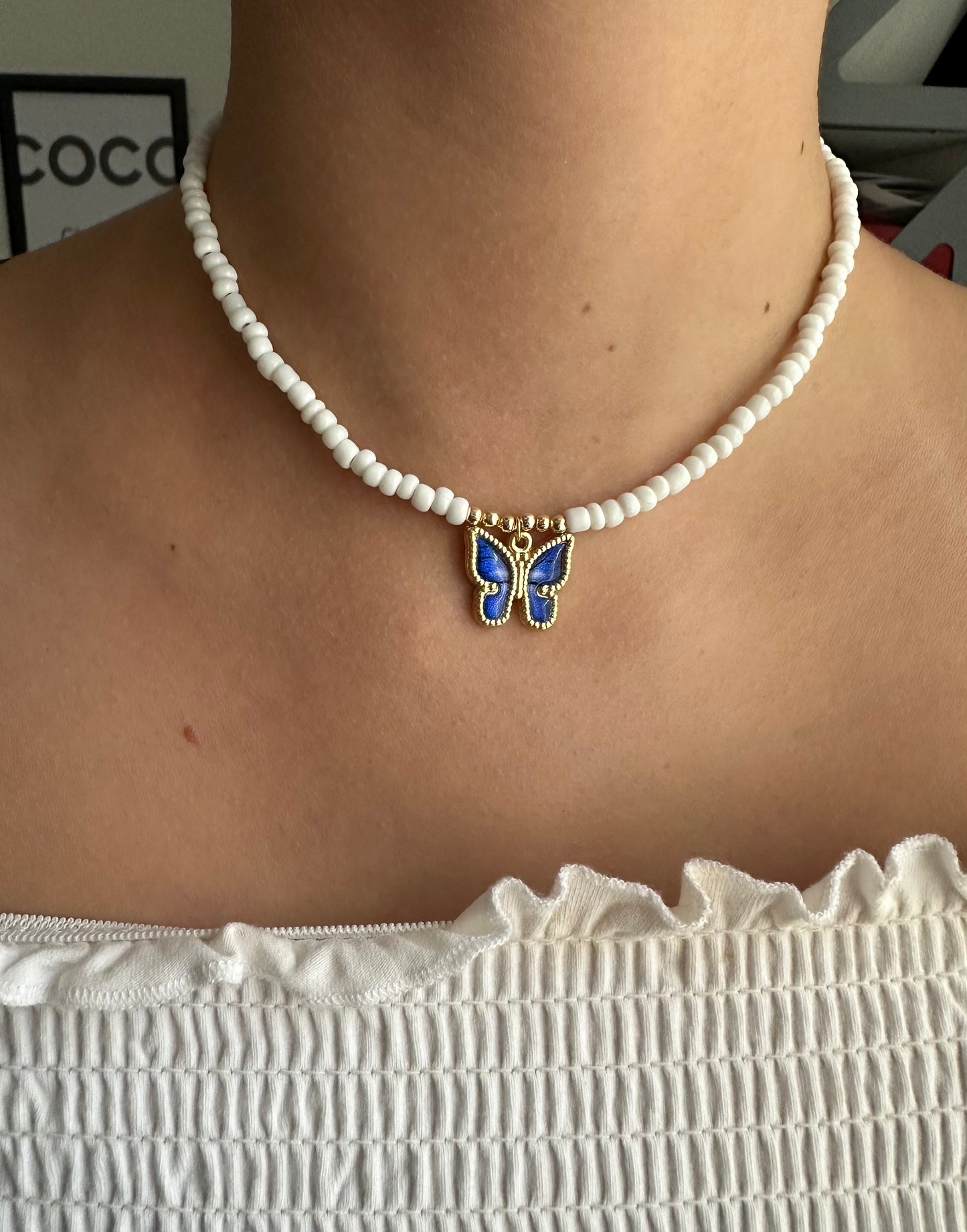 Perlenkette mit weißen Perlen und blauen Schmetterlingsanhänger - 10151