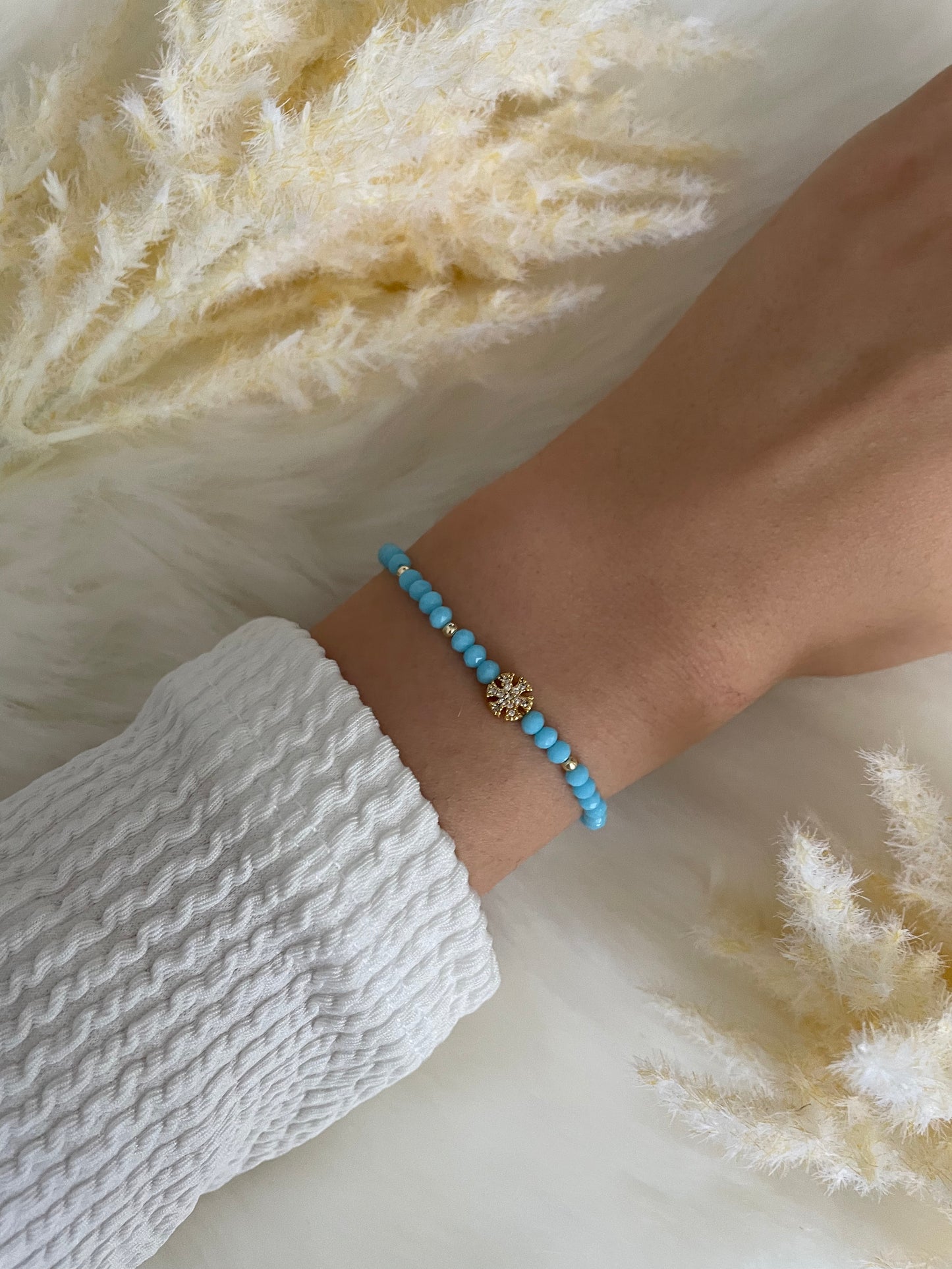 Perlenarmband hellblau mit Schneeflocken Anhänger - 10223