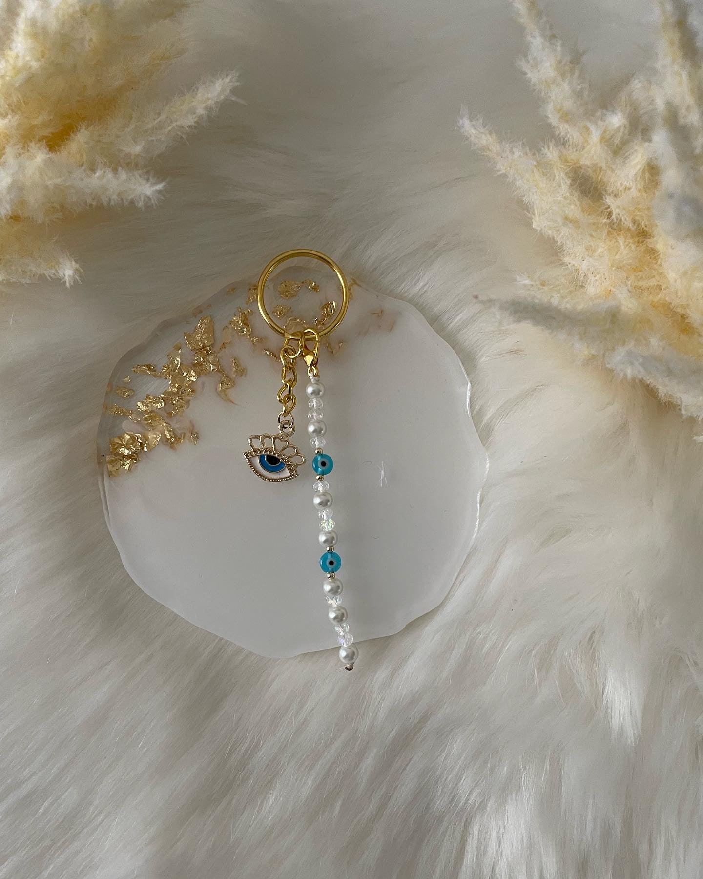 Schlüsselanhänger mit blauen und weißen Perlen und Augen Anhänger –  Pearlsbyhelin