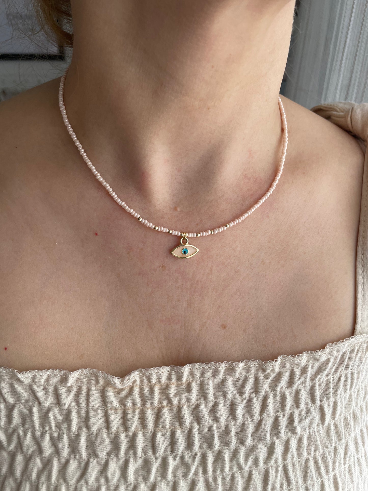 Perlenkette chocker beige mit goldenen Augen Anhänger - 10190