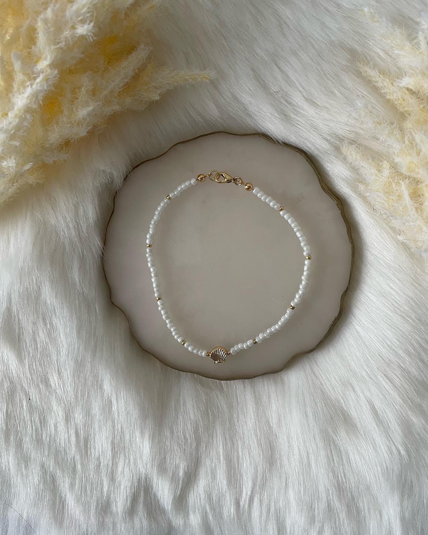 Fußkette mit weißen Perlen mit goldenen Muschel Anhänger - 10098