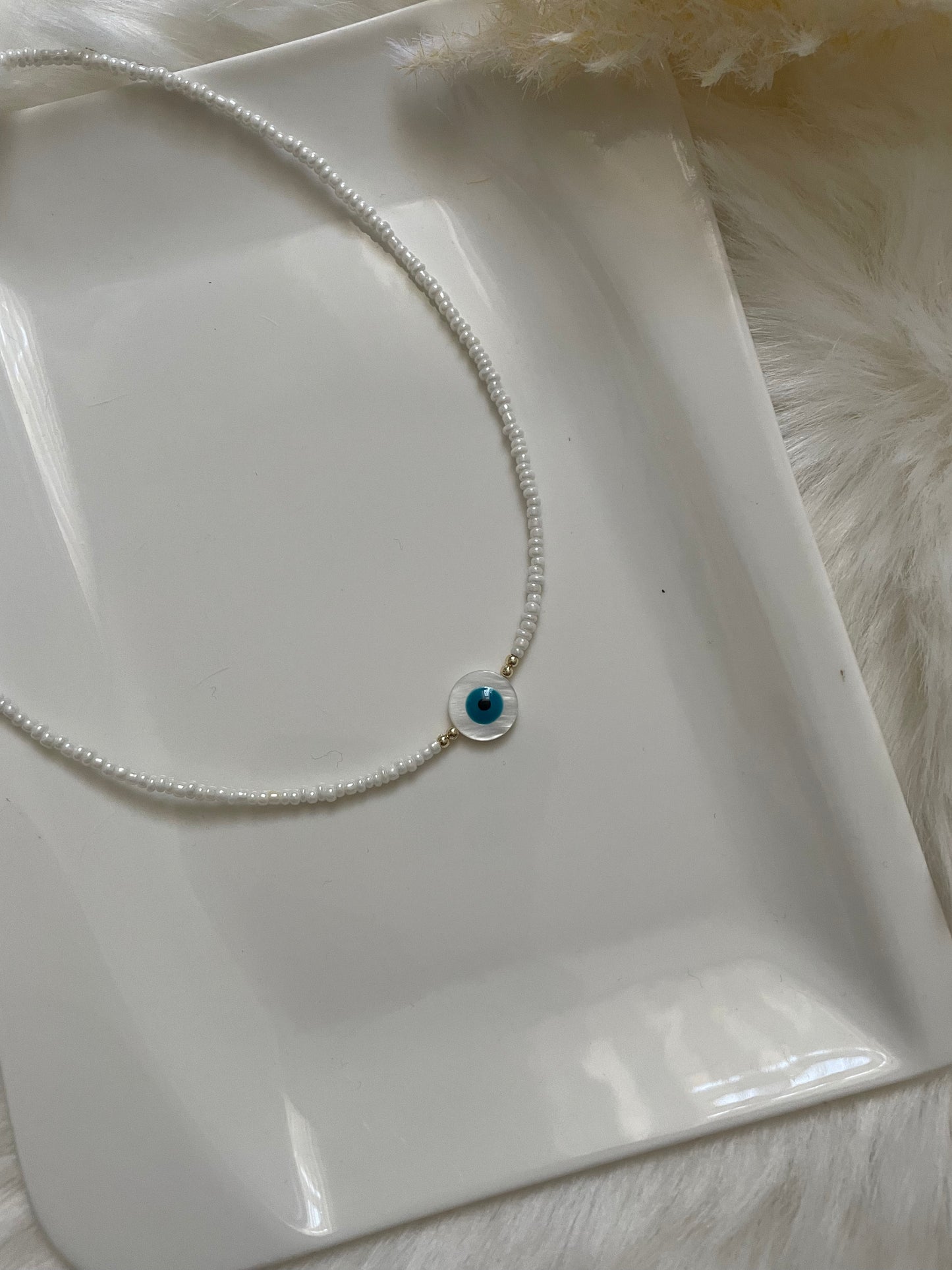 Perlenkette chocker mit glänzenden weißen rocailles Perlen und Nazar Anhänger - 10191