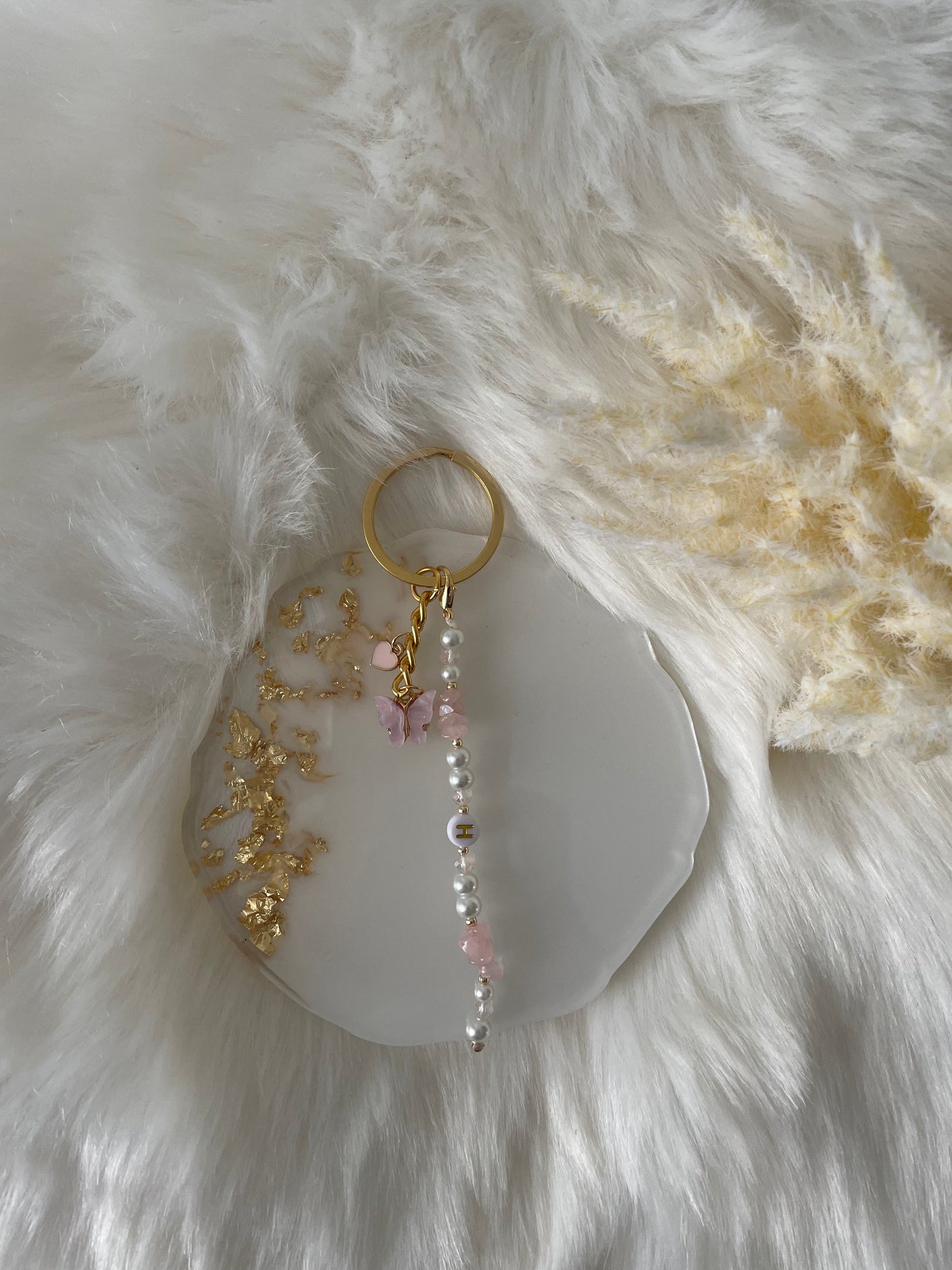 Schlüsselanhänger mit rosa und weißen Perlen und Schmetterling + Herz Anhänger - 10005