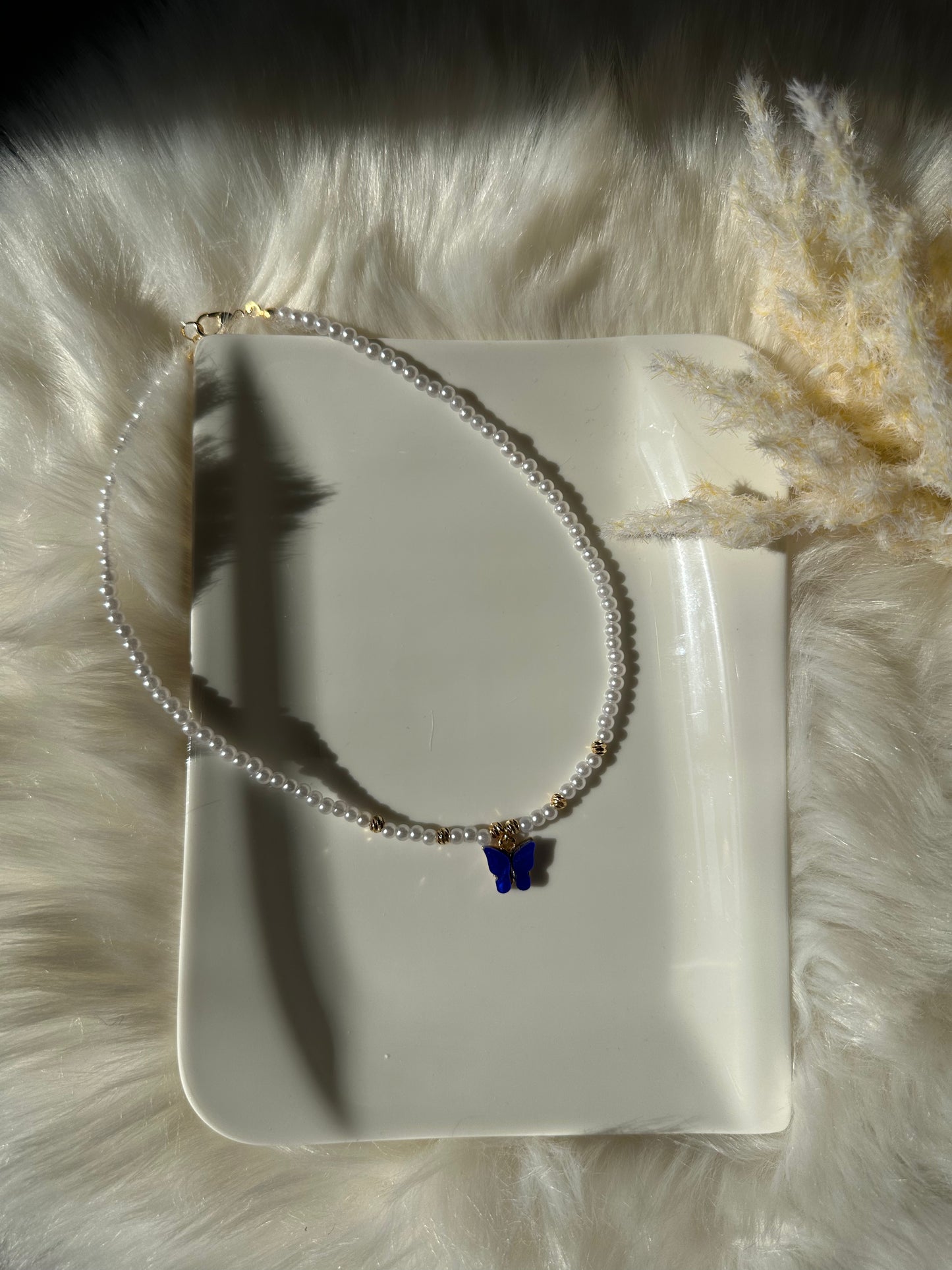 Perlenkette mit weißen Perlen und blauen Schmetterlingsanhänger - 10201