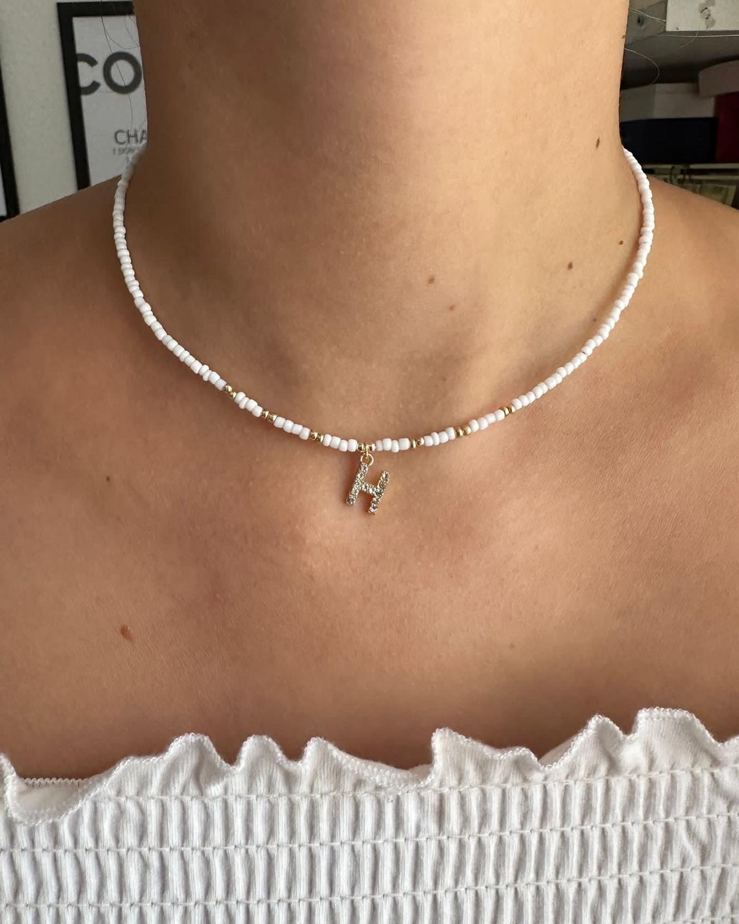 Perlenkette chocker weiß mit Buchstaben Anhänger - 10222