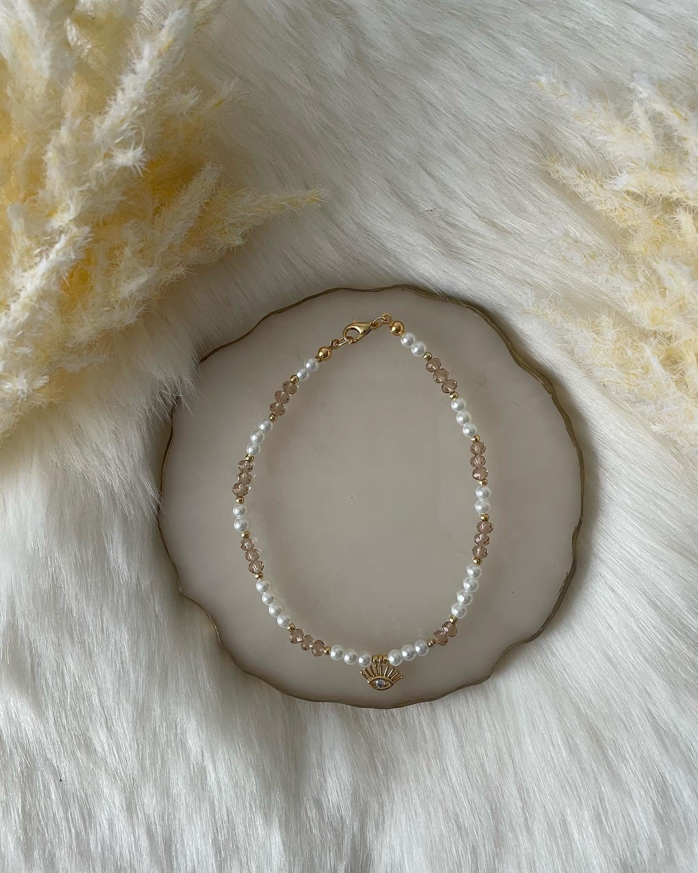 Fußkette mit weißen und beigen Perlen mit goldenen Augen Anhänger - 10091