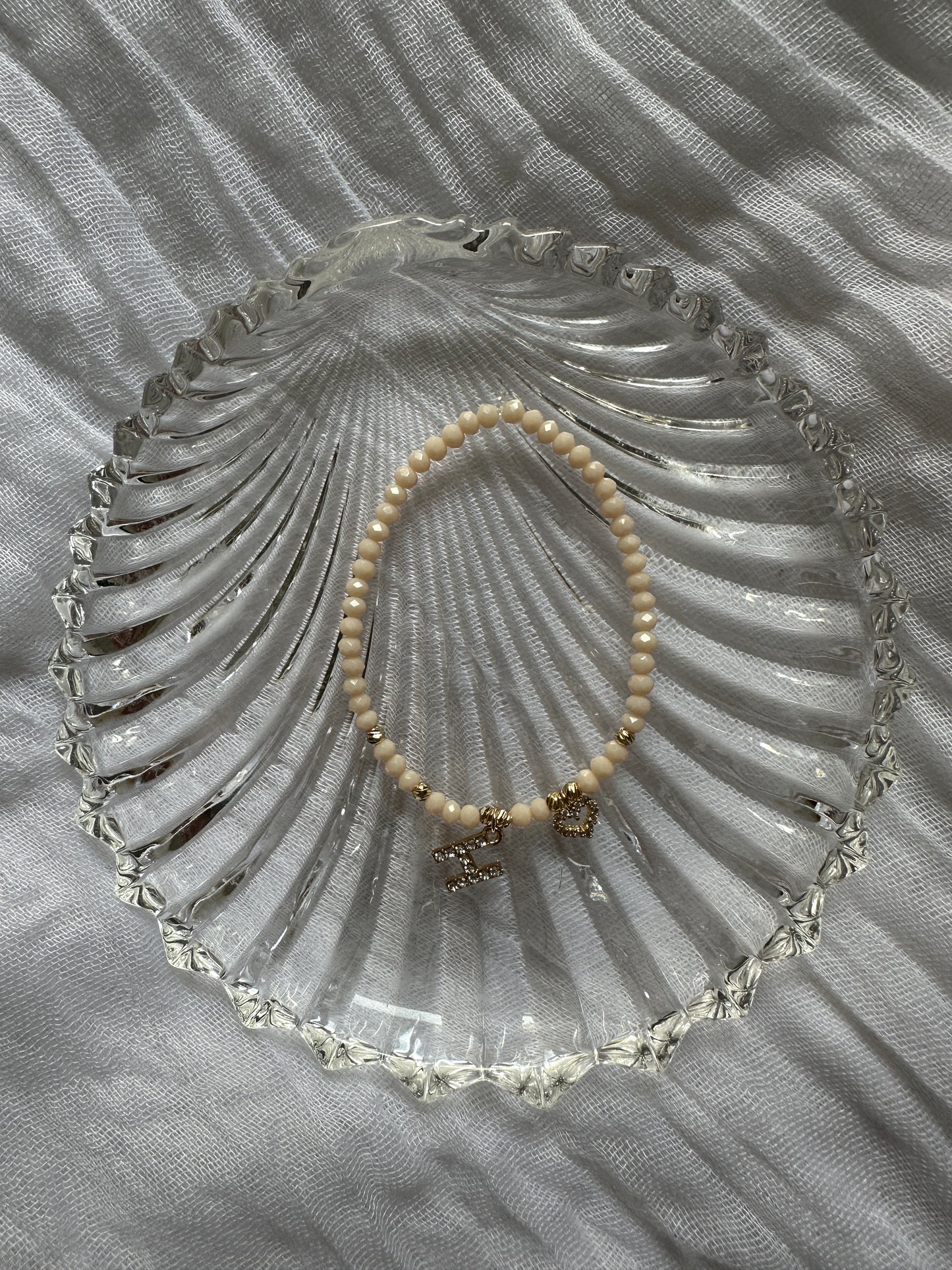 Perlenarmband personalisiert mit Beigen Kristallperlen und Herz Anhänger - 10406