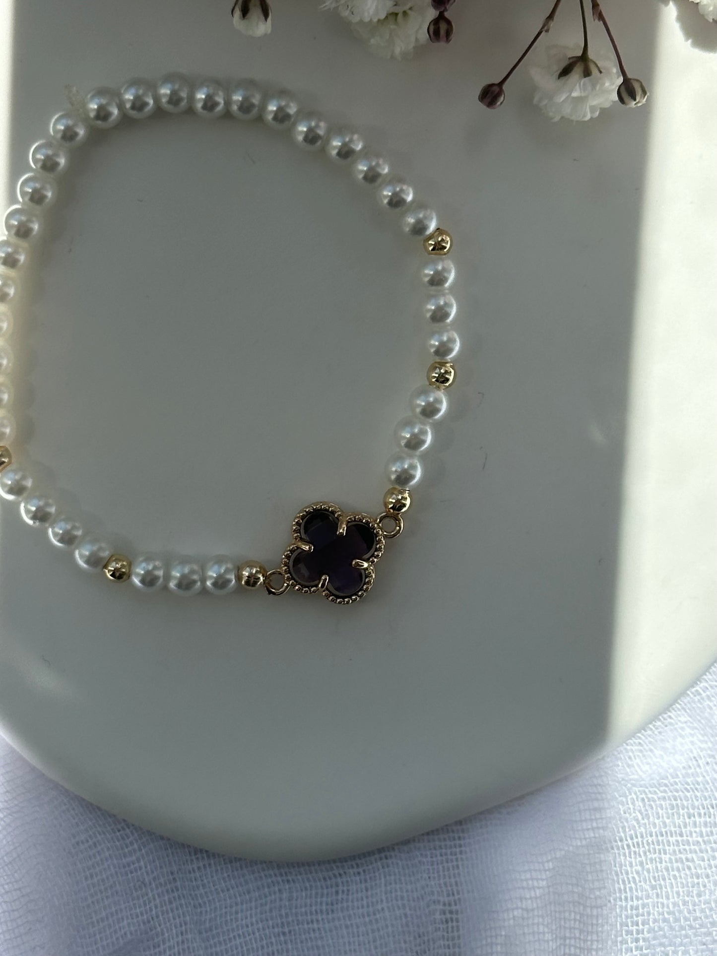 Perlenarmband mit Weißen Glasperlen und goldenen Details + Kleeblatt Anhänger - 10729