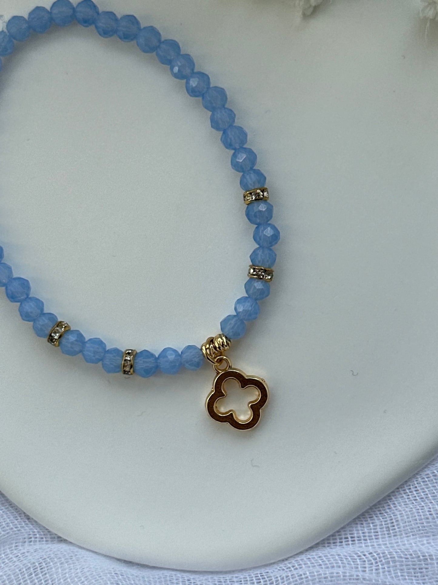 Perlenarmband mit Blauen Kristallperlen und Kleeblatt Anhänger - 10576