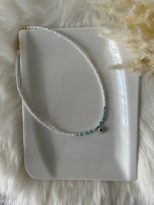 Perlenkette chocker weiß mit blauen Kristallperlen und nazar Anhänger