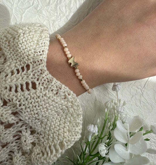Perlenarmband mit Beigen Perlen und Schmetterling Anhänger - 10243