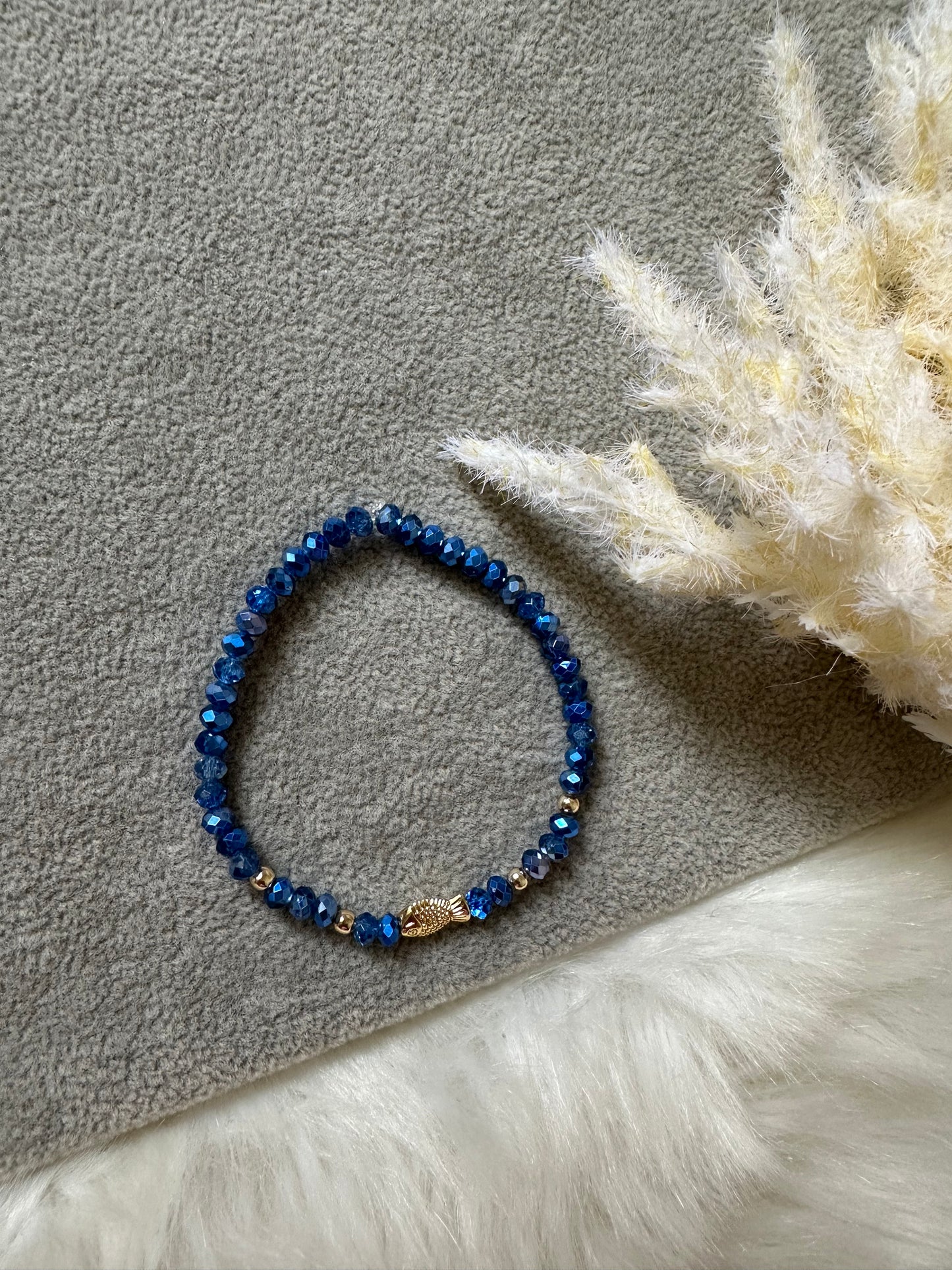Perlenarmband mit Blauen Kristallperen und Fisch Anhänger - 10412
