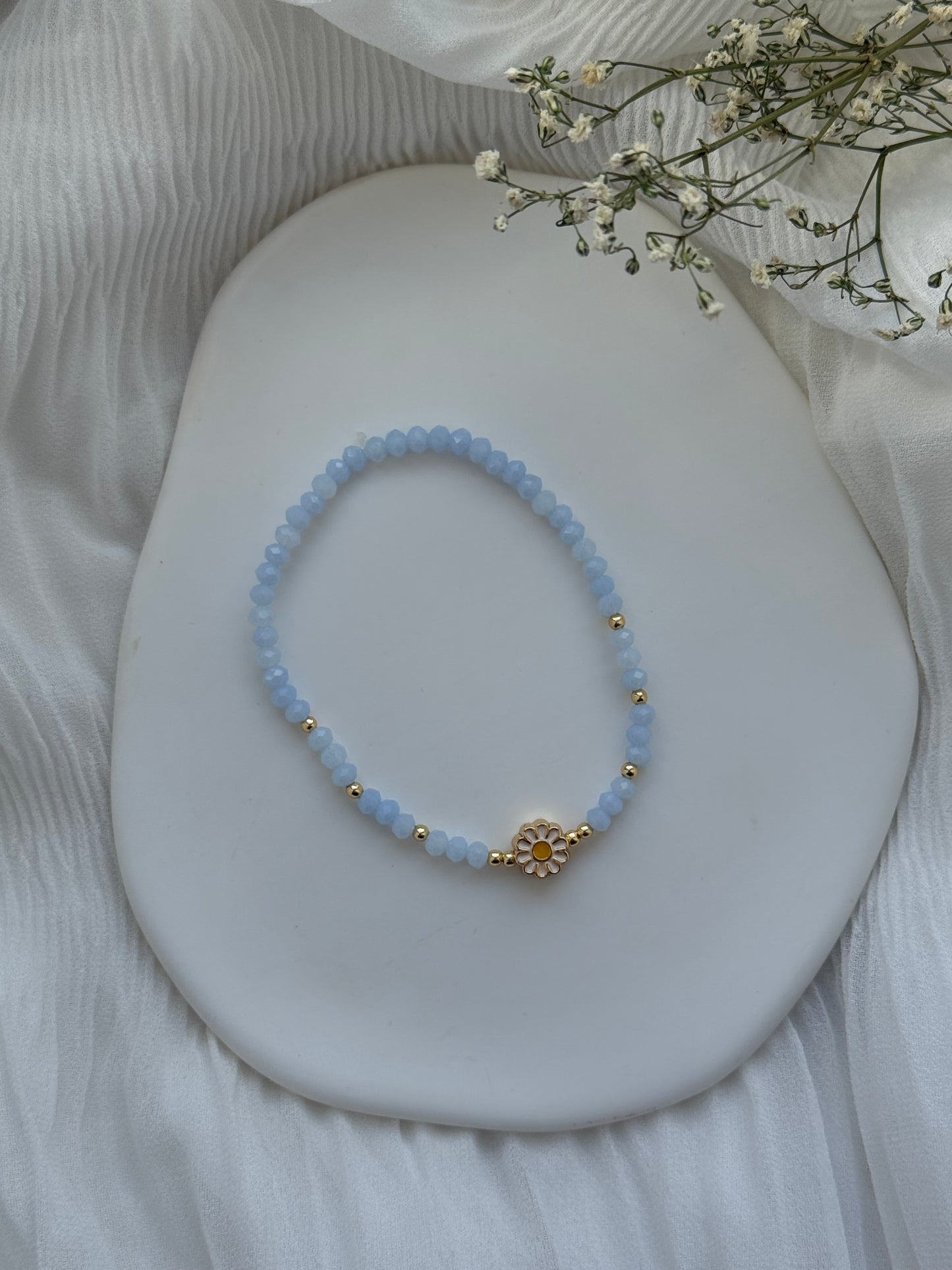 Perlenarmband mit Hellblauen Kristallperlen, Goldenen Perlen + Blumen Anhänger - 2121