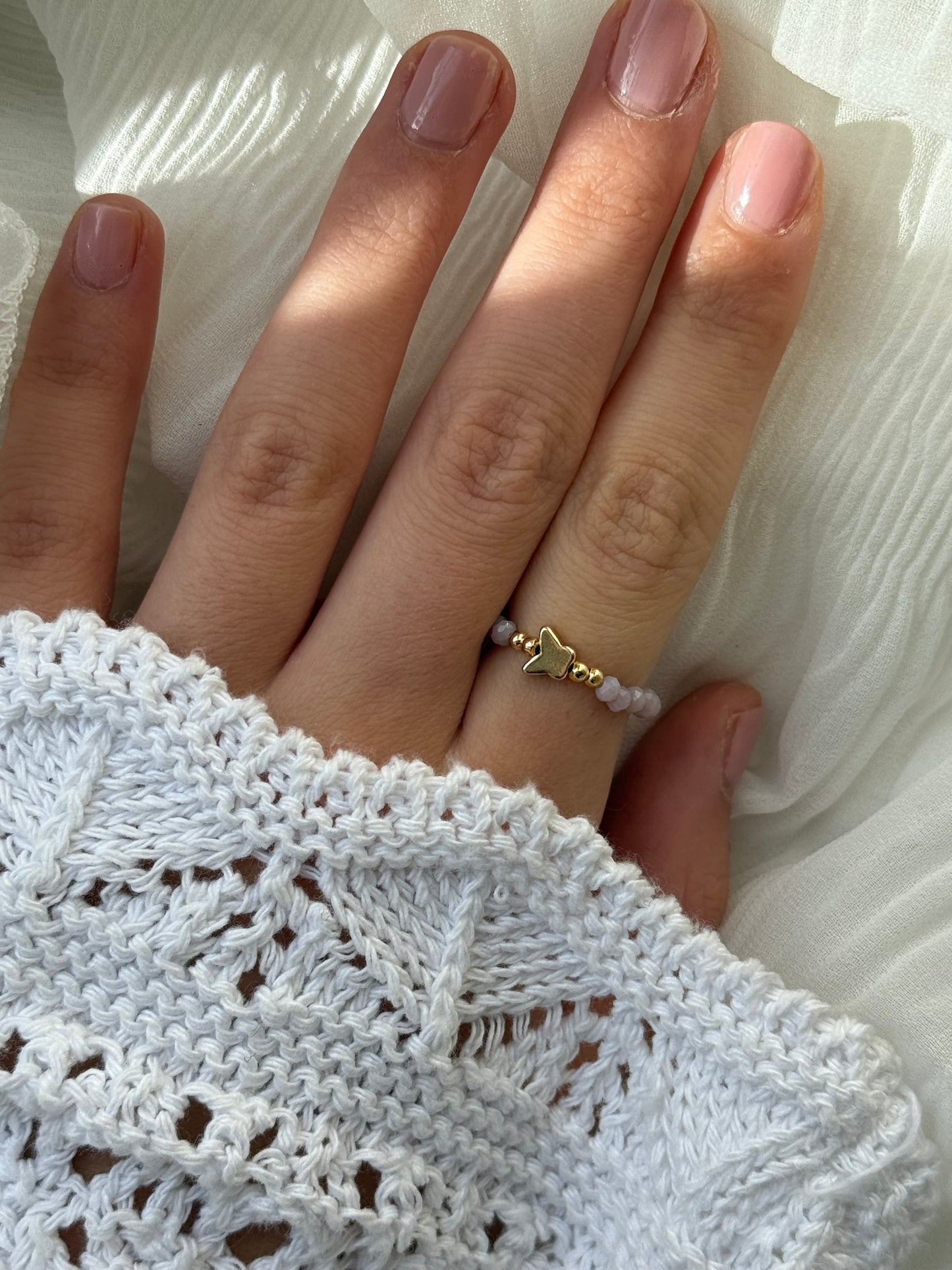 Perlenring mit Flieder Kristallperlen, Goldenen Details + Schmetterling Anhänger - 111203