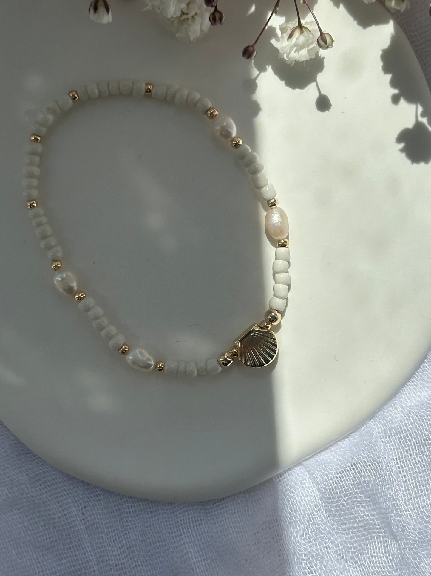 Perlenarmband mit Beigen Perlen und Süßwasserperlen + Muschel Anhänger - 10713