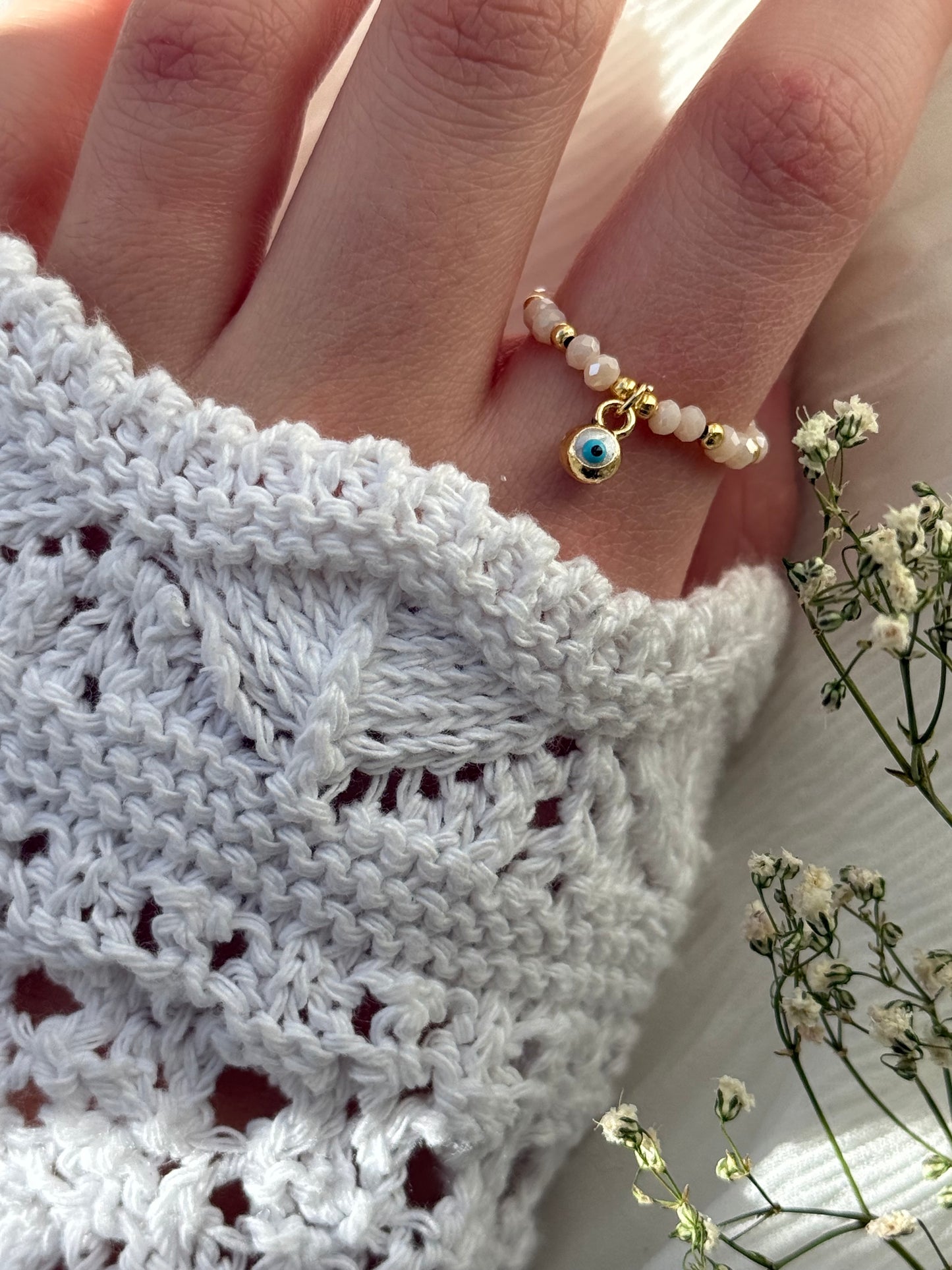 Perlenring mit Beigen Kristallperlen und Goldenen Details + Nazar Anhänger - 2136