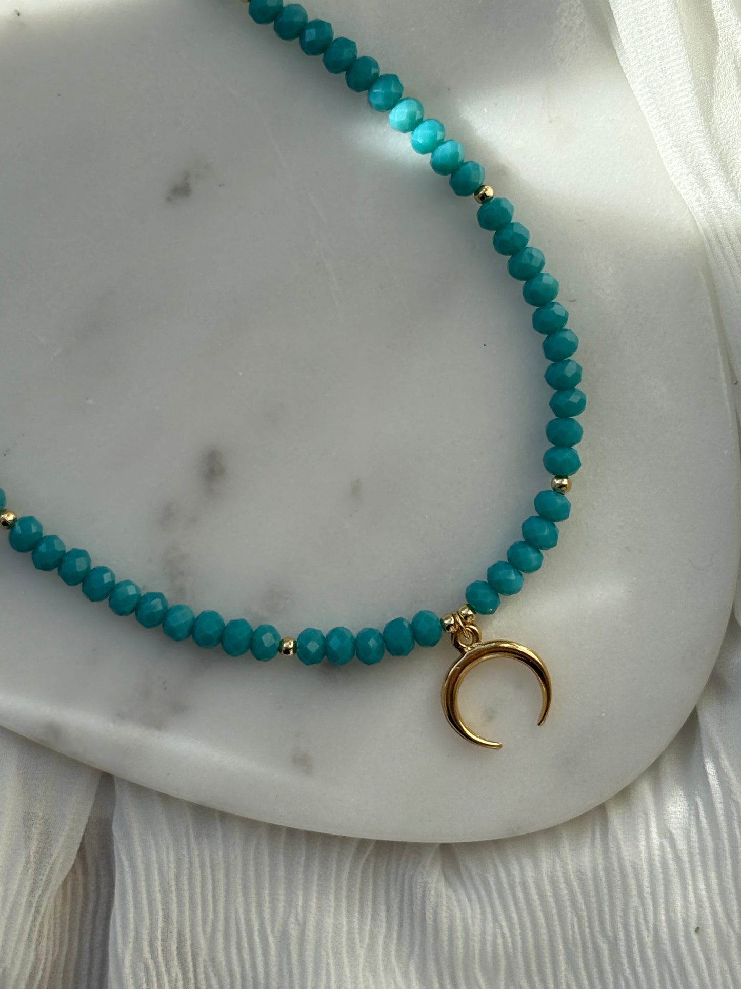 Perlenkette mit Türkisen Kristallperlen und Goldenen Perlen + Mond Anhänger - 11005
