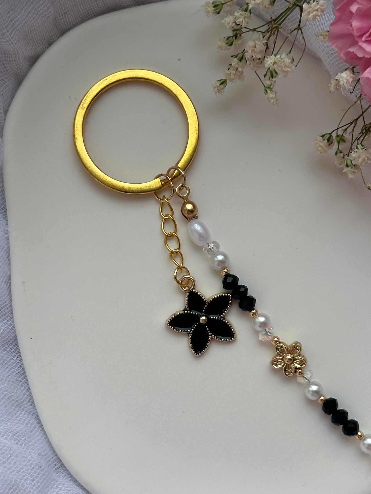 Schlüsselanhänger mit Weißen und Schwarzen Perlen + Blumen Anhänger - 10593