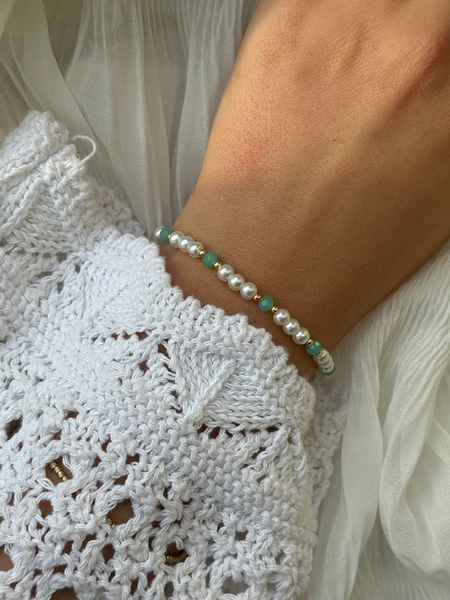 Perlenarmband mit Weißen Glasperlen, Grünen Kristallperlen und Goldenen Perlen - 111220