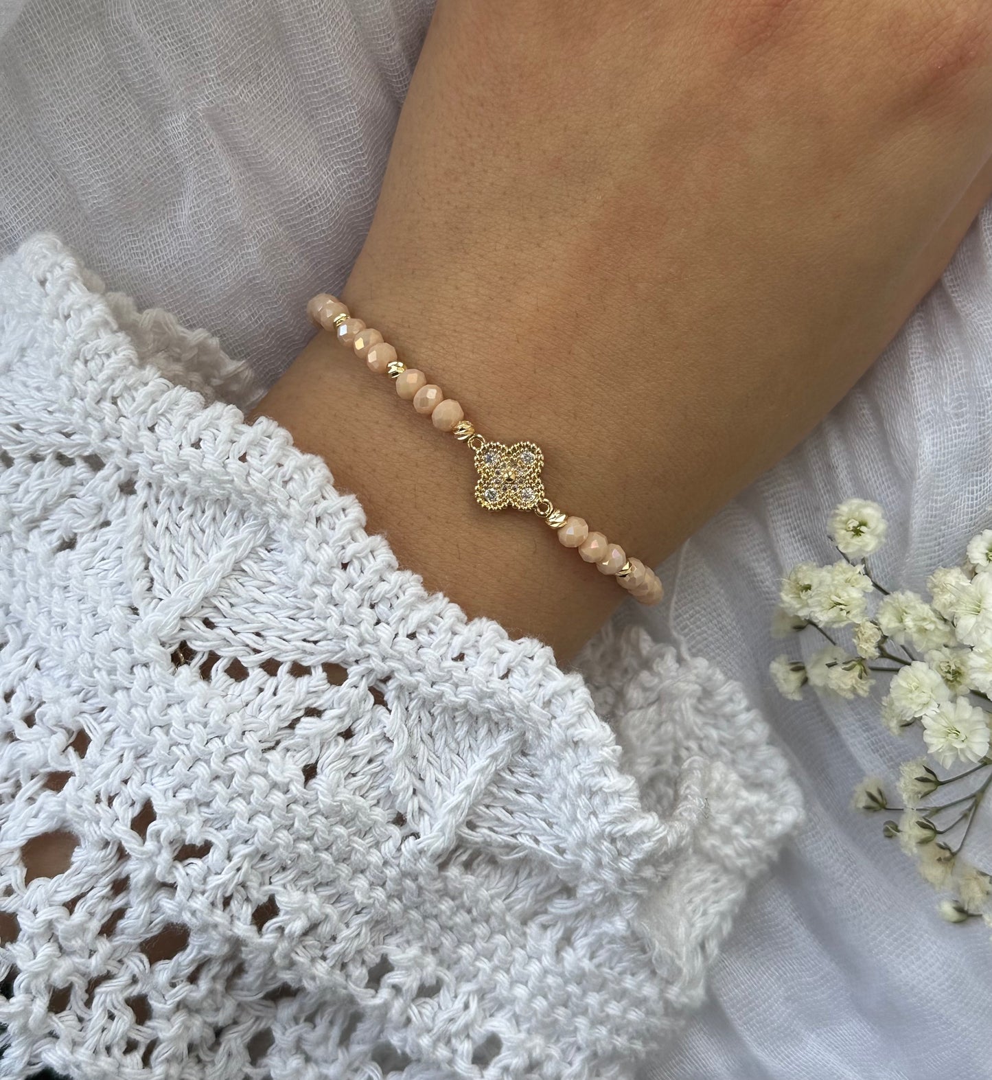 Perlenarmband mit Beigen Kristallperlen und Kleeblatt Anhänger - 10514
