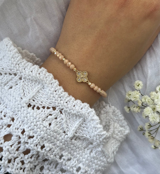 Perlenarmband mit Beigen Kristallperlen und Kleeblatt Anhänger - 10514