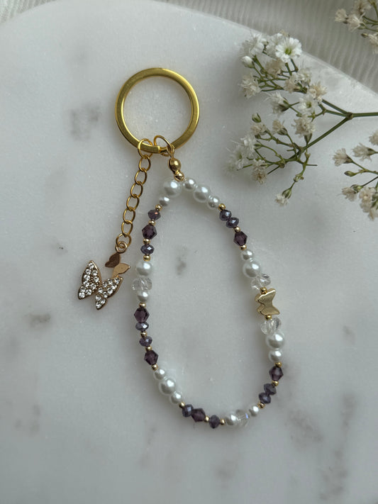 Schlüsselanhänger mit Weißen Perlen, Lila Kristallperlen und Goldenen Perlen + Schmetterling Anhänger - 11017